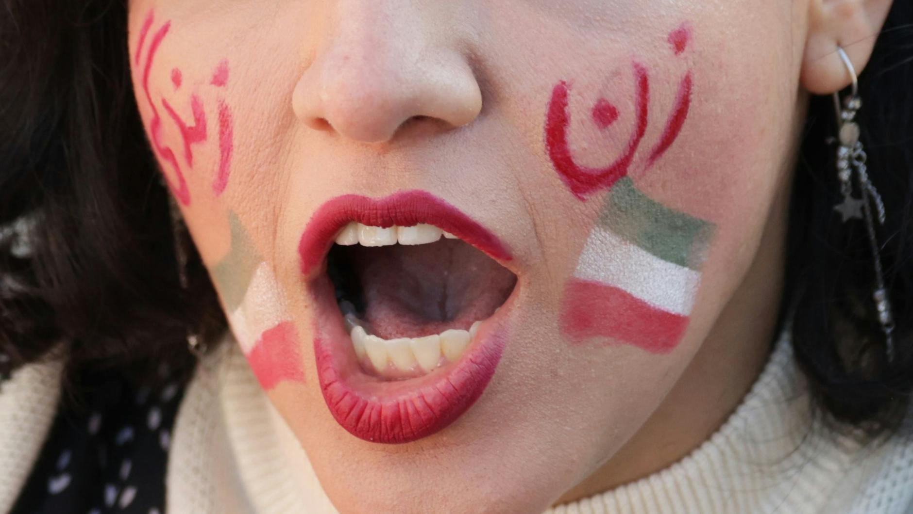 ARCHIV - Eine Frau demonstriert in Berlin aus Solidarität mit den Protestierenden im Iran (Symbolbild).