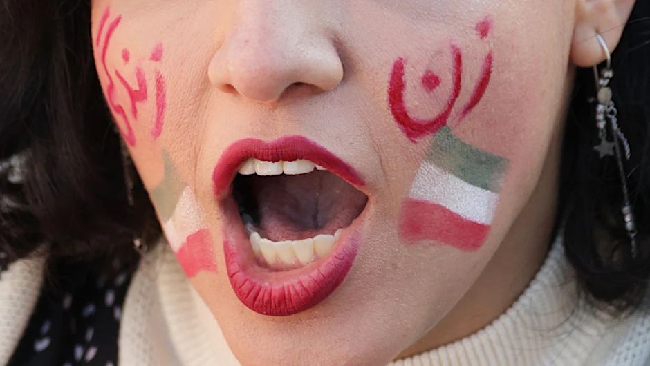 ARCHIV - Eine Frau demonstriert in Berlin aus Solidarität mit den Protestierenden im Iran (Symbolbild).  
