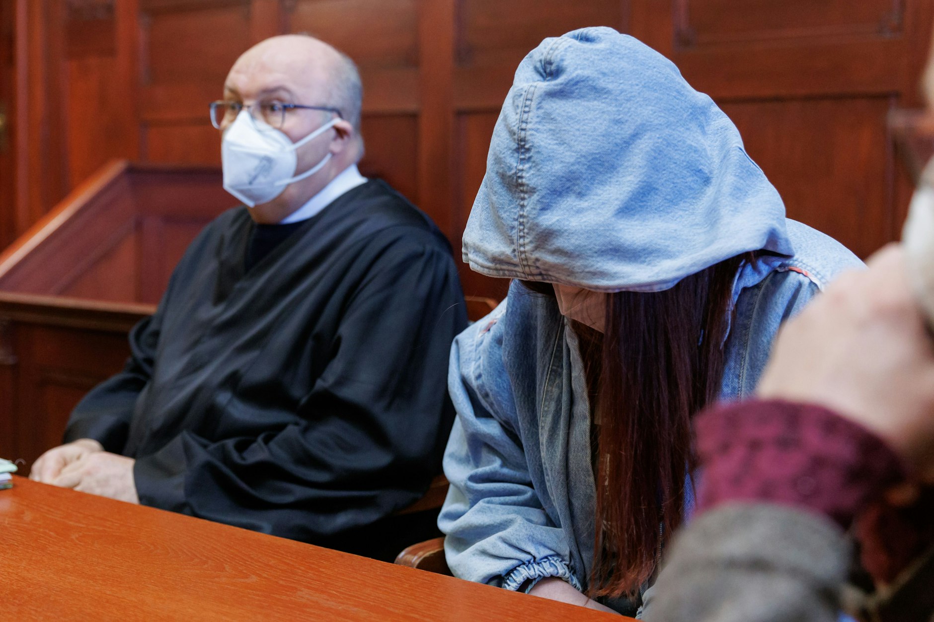 Anfang Januar 2022 wurde ein Arztehepaar in Oberfranken ermordet. Angeklagt sind der zum Tatzeitpunkt 18 Jahre alte Freund der Tochter des Paares sowie die damals 16 Jahre alte Tochter selbst.