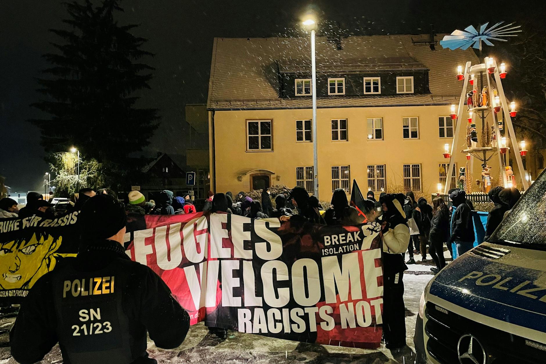 „Kein Mensch ist illegal, Bleiberecht überall“: Gegendemonstration, organisiert vom Bündnis „Chemnitz nazifrei“.