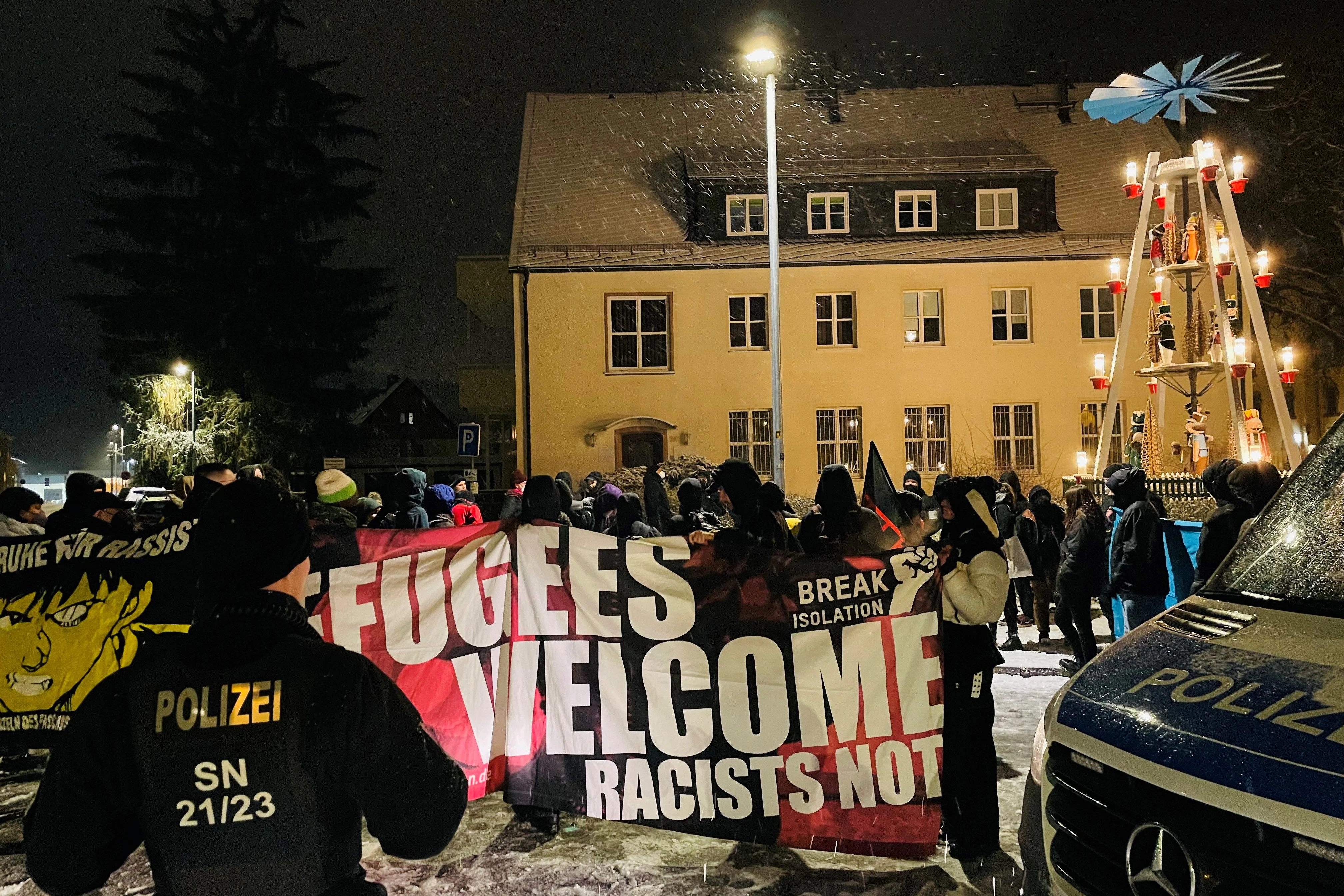 „Kein Mensch ist illegal, Bleiberecht überall“: Gegendemonstration, organisiert vom Bündnis „Chemnitz nazifrei“.