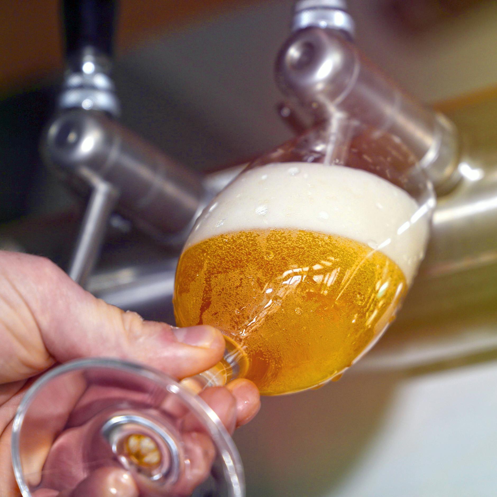 Einige Hersteller benutzen bei der Klärung des Gerstensafts tierische Gelatine.