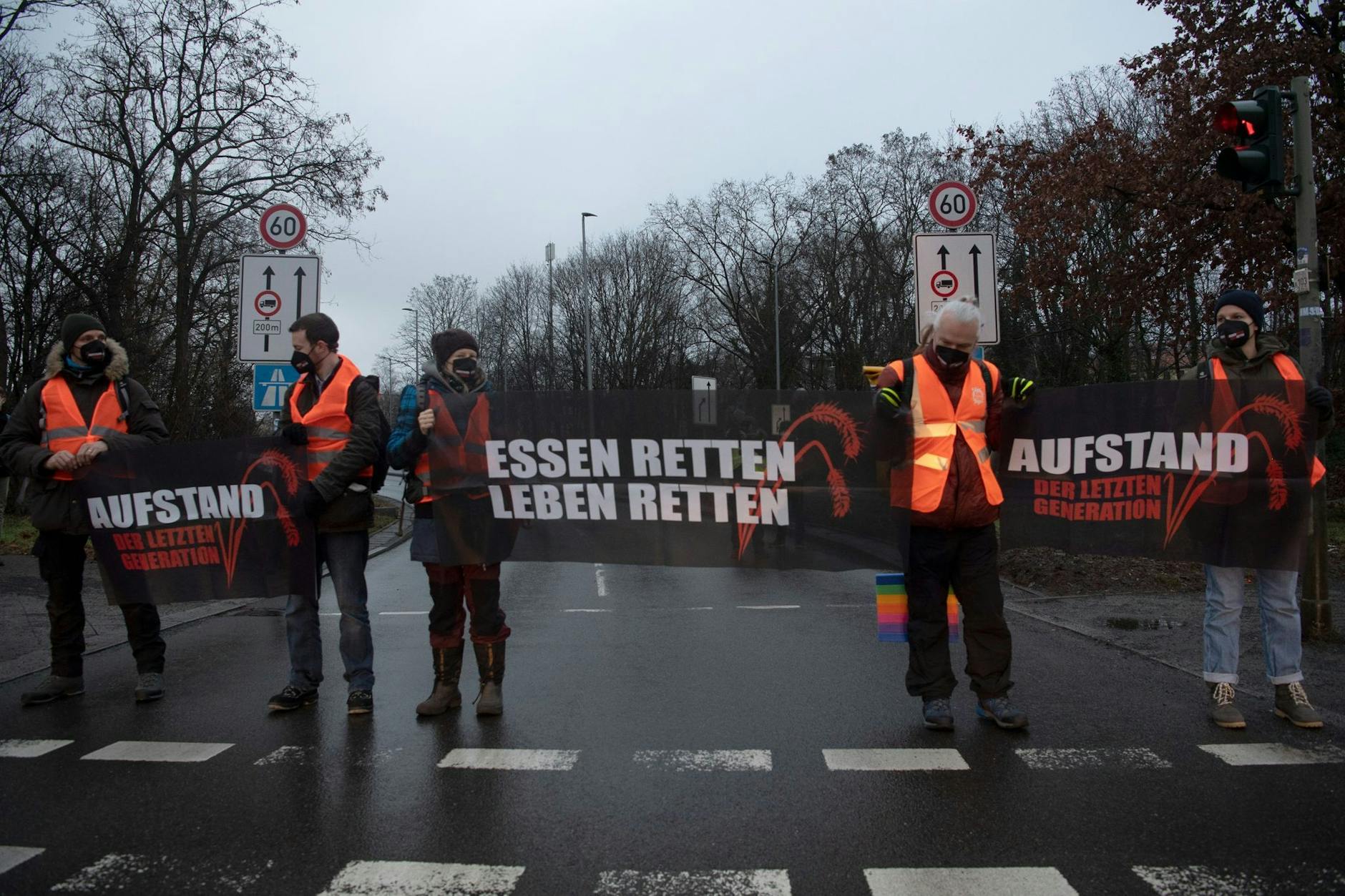 ARCHIV - Klimaaktivisten der Gruppe Letzte Generation blockieren in Berlin eine Zufahrt zur Stadtautobahn.