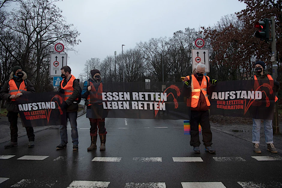 ARCHIV - Klimaaktivisten der Gruppe Letzte Generation blockieren in Berlin eine Zufahrt zur Stadtautobahn.  