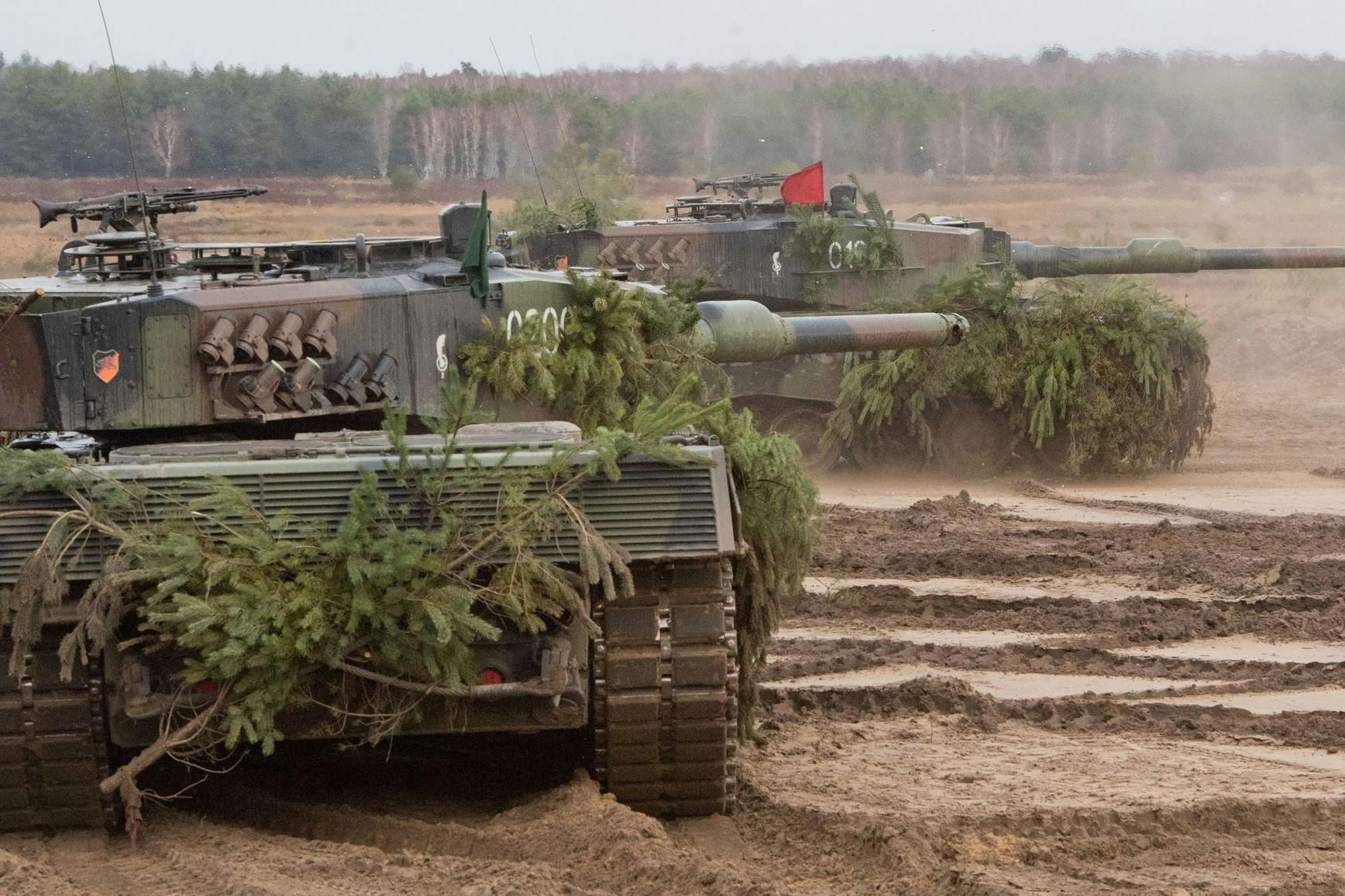 Kampfpanzer vom Typ Leopard 2 auf einem Truppenübungsplatz der Bundeswehr