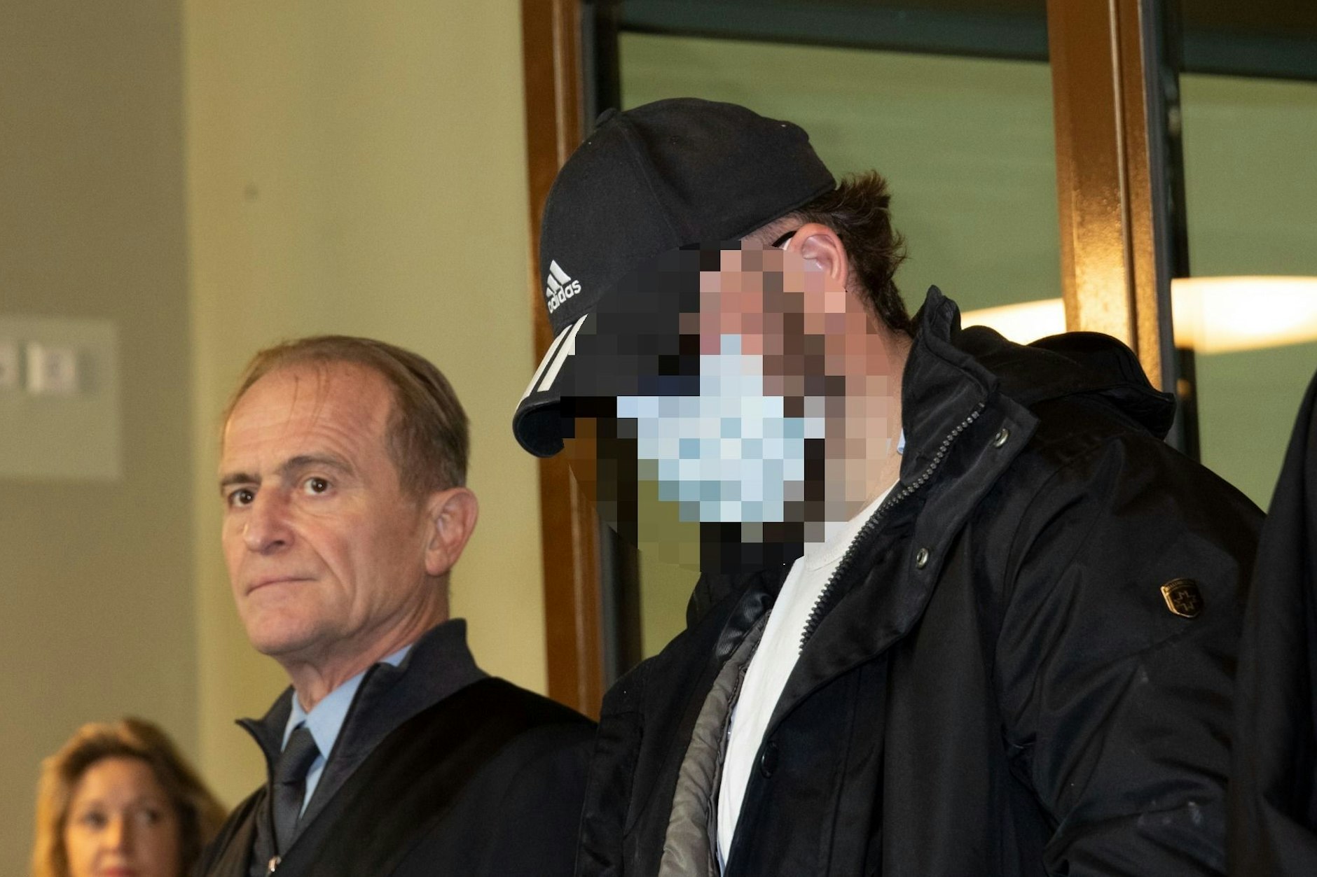 Der Angeklagte mit seinem Verteidiger im Gerichtssaal.