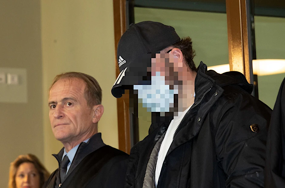 Der Angeklagte mit seinem Verteidiger im Gerichtssaal.