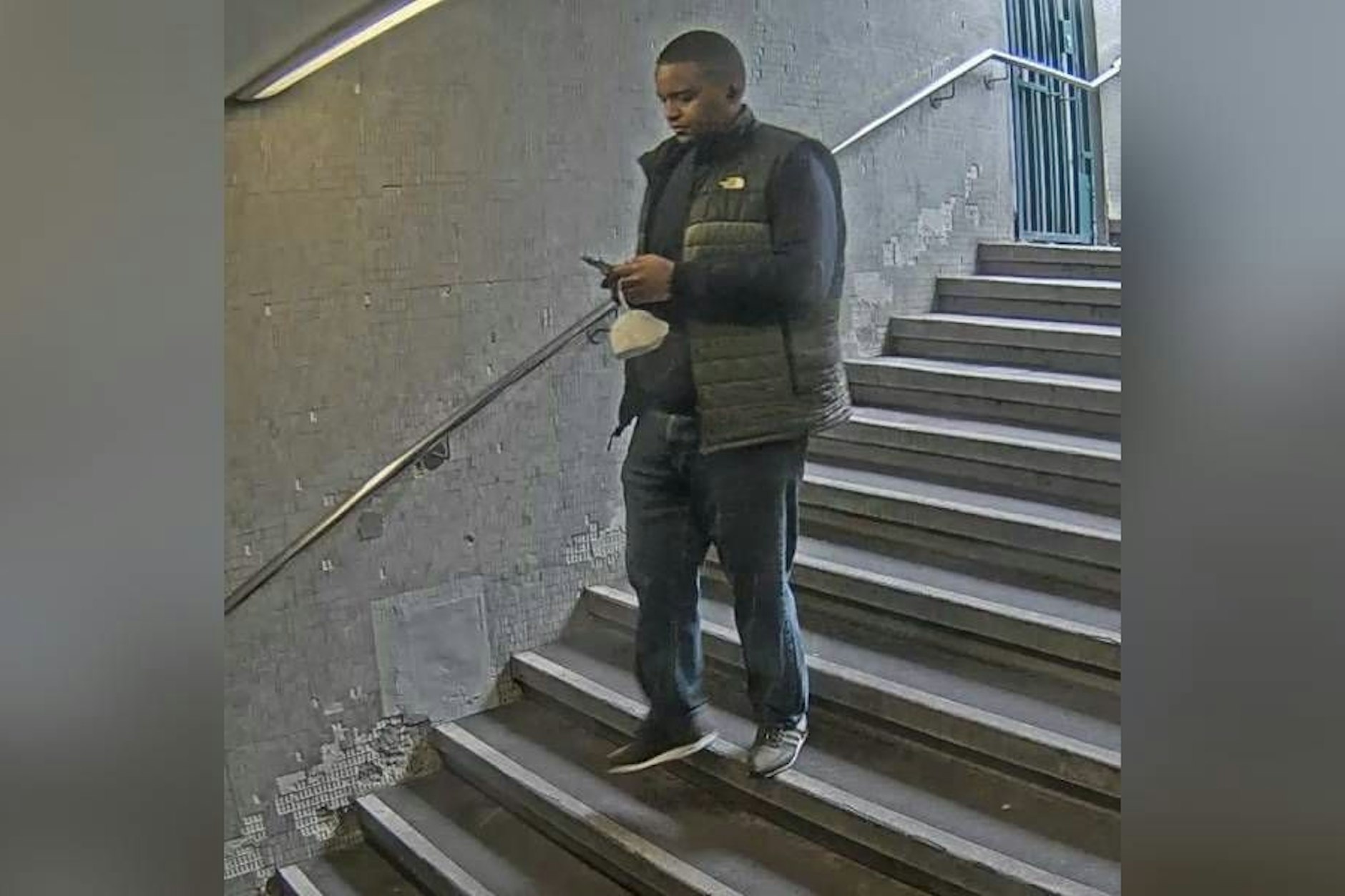 Die Berliner Polizei sucht diesen Mann.