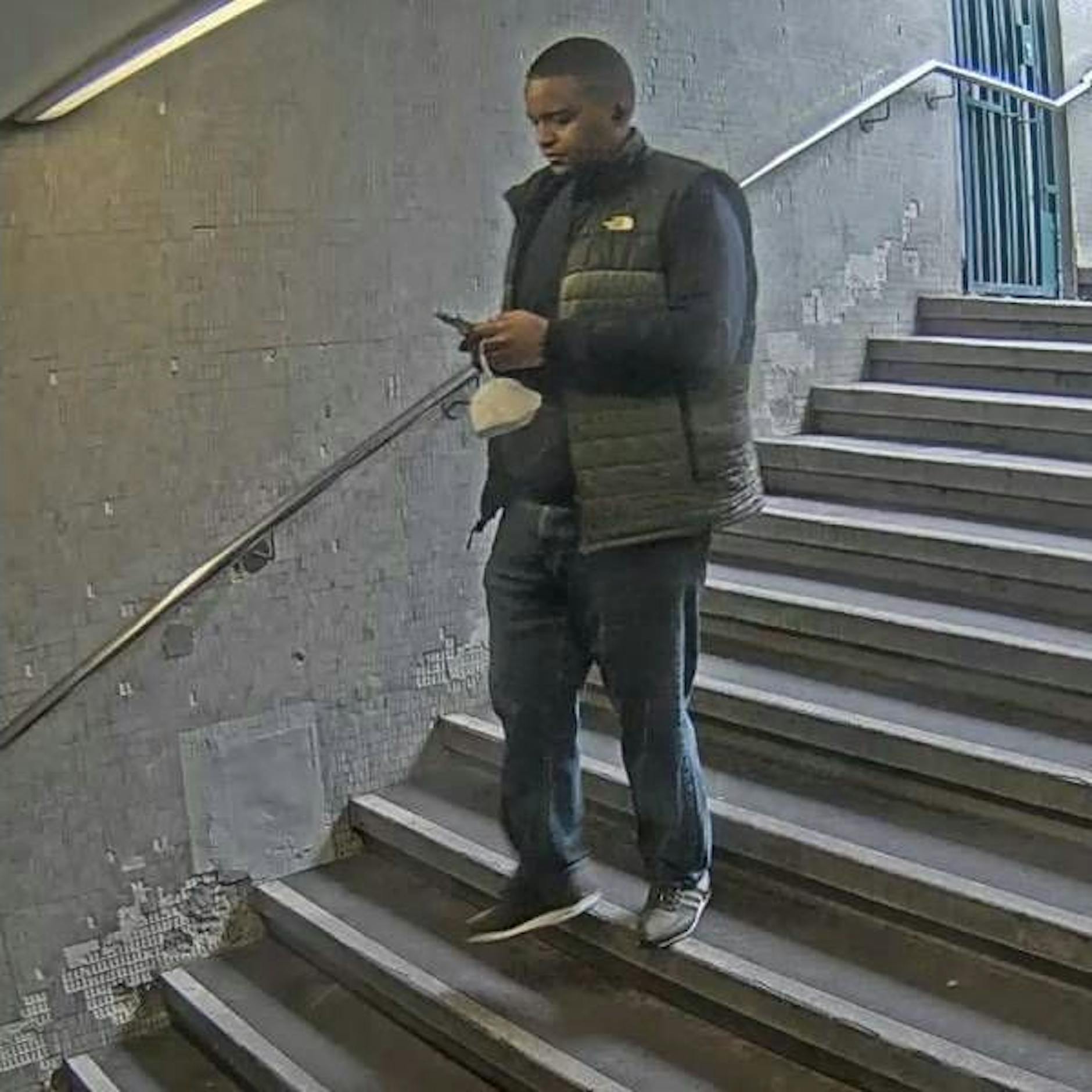 Körperverletzung und antisemitische Beleidigung: Die Polizei sucht DIESEN Mann