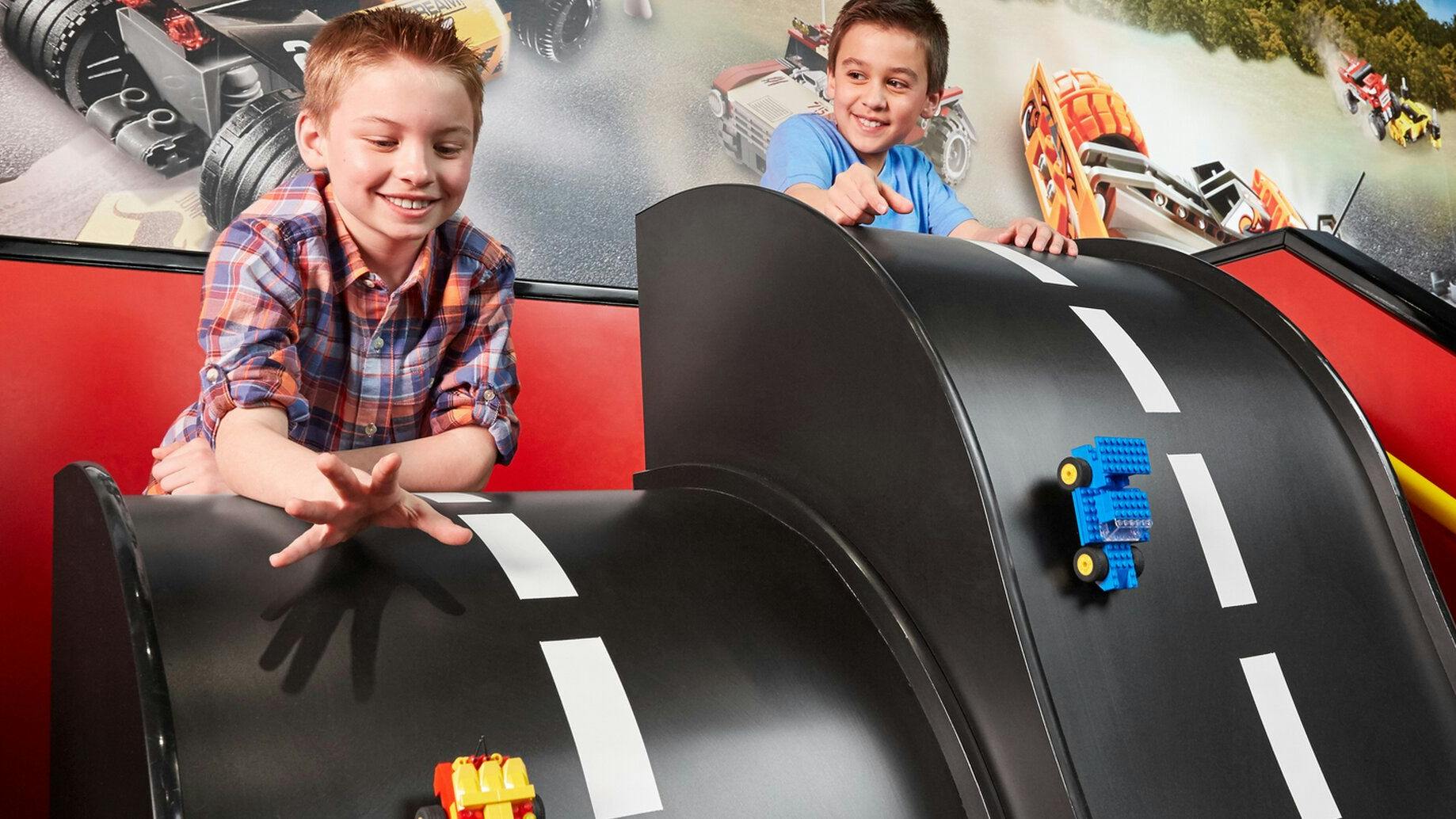 <strong>LEGO Racers</strong>: baue Dein LEGO-Auto und teste es auf der Rennstrecke. Hier kommen kleine und <strong>große Autorennfans</strong> ganz auf ihre Kosten und können ihre <strong>Kreativität in Geschwindigkeit</strong> verwandeln.