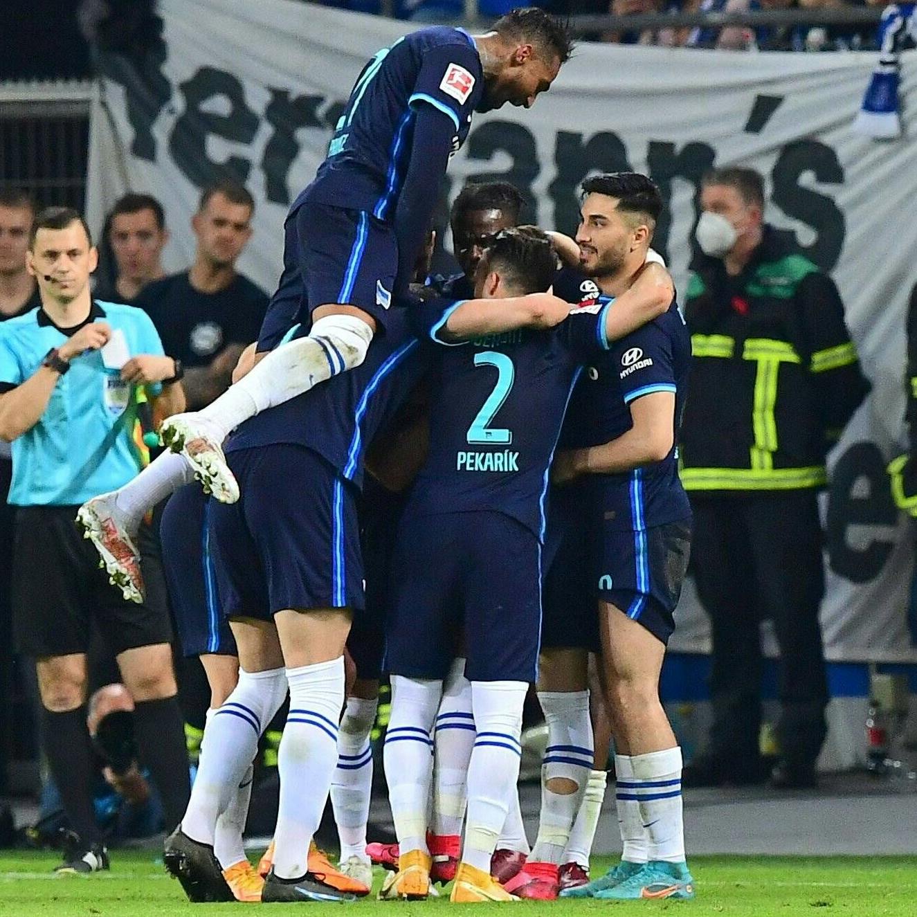 Rettung geschafft! Herthas Boateng schmeißt sich nach dem 2:0 in Hamburg am 19. Mai auf die Jubeltraube.