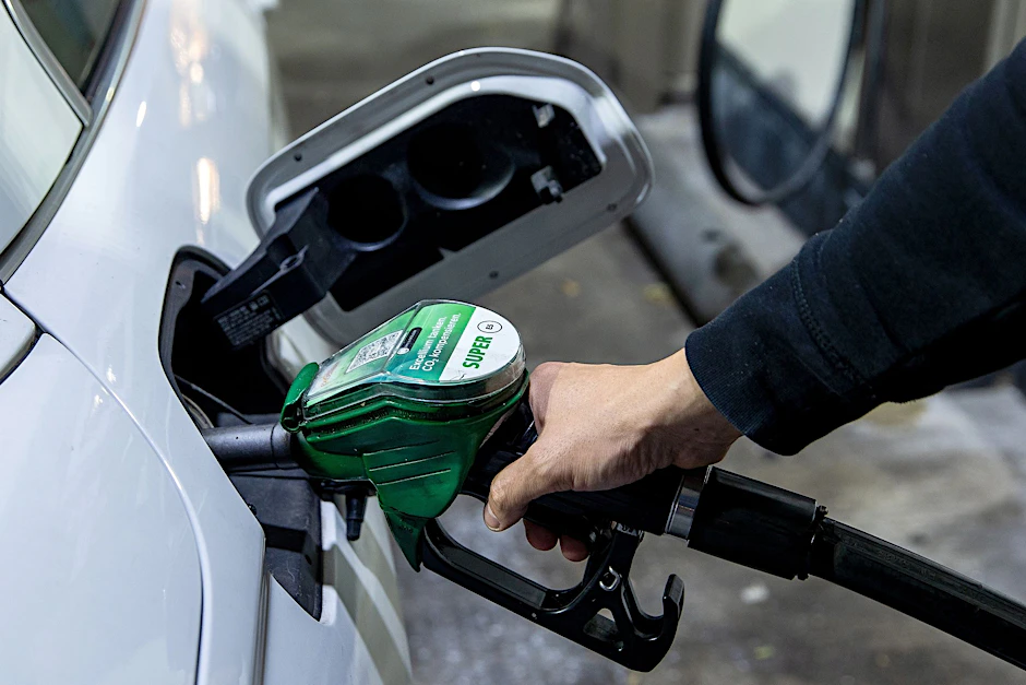 PRODUKTION - Ein Autofahrer betankt sein Fahrzeug an einer Tankstelle.  