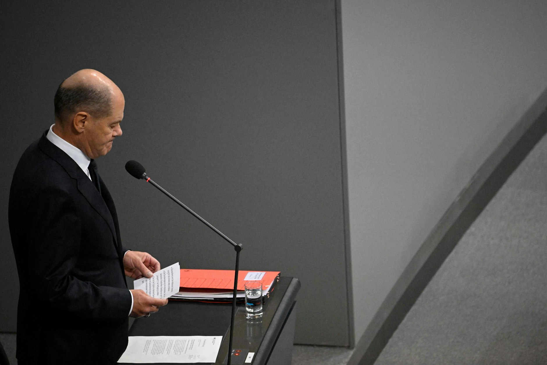 Olaf Scholz beantwortet im Bundestag Fragen zur Panzerlieferung.