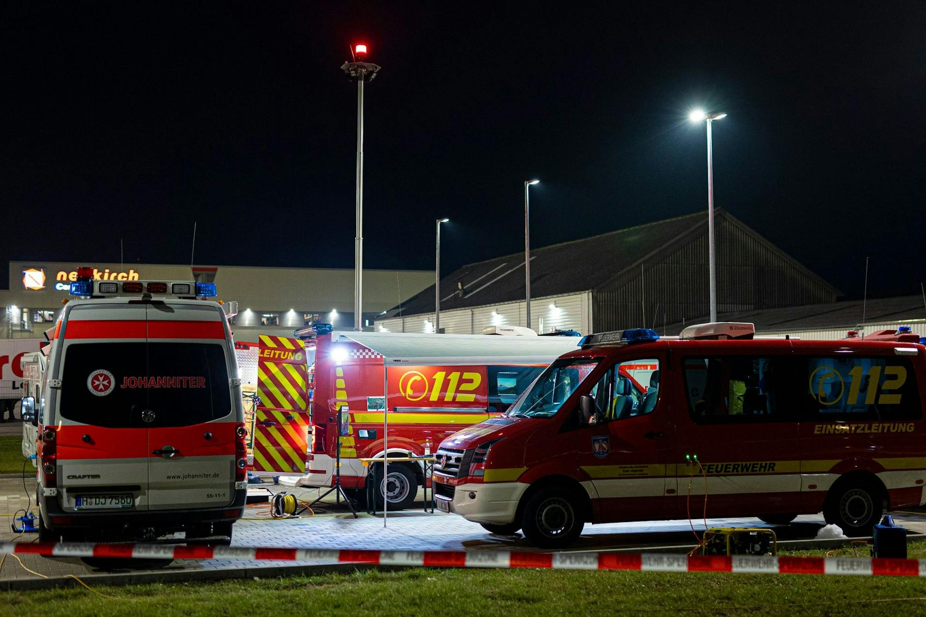 Einsatzfahrzeuge von Rettungsdienst und Feuerwehr in Wunstorf. Auf der Suche nach einem vermissten Jungen durchkämmten Einsatzkräfte ein Waldgebiet und wurden jetzt fündig.