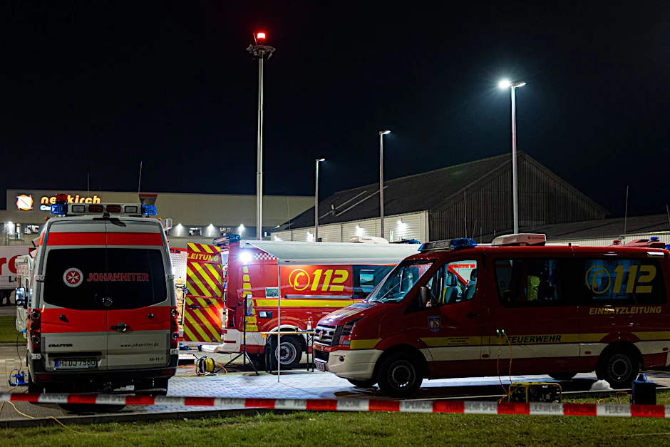 Einsatzfahrzeuge von Rettungsdienst und Feuerwehr in Wunstorf. Auf der Suche nach einem vermissten Jungen durchkämmten Einsatzkräfte ein Waldgebiet und wurden jetzt fündig.