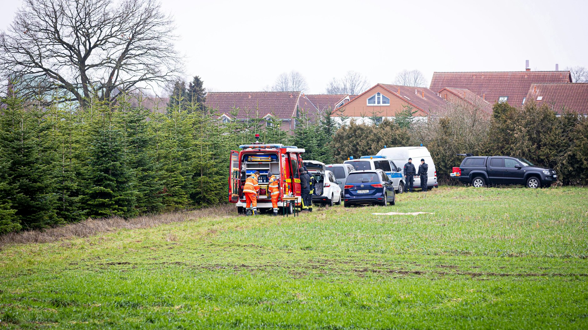 Auf der Suche nach einem mutmaßlich getöteten Jugendlichen haben Einsatzkräfte in niedersächsischen Wunstorf eine Leiche gefunden.. 