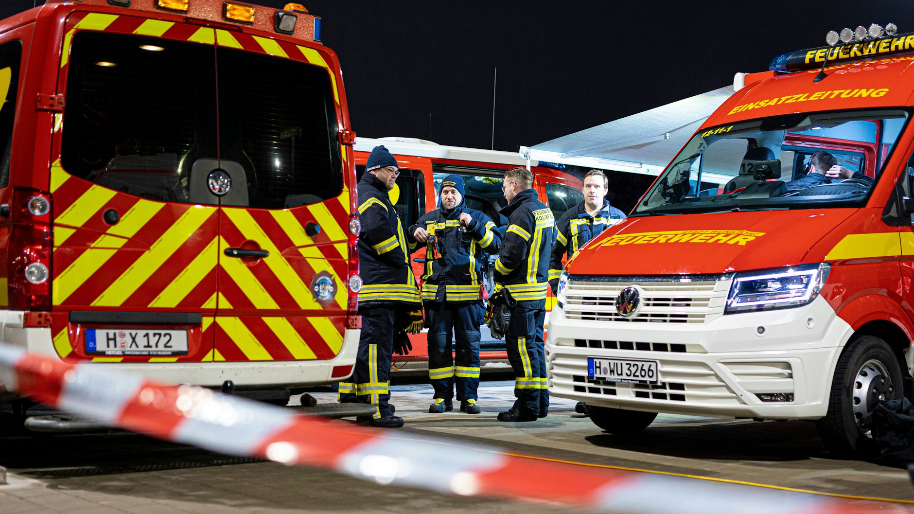 Einsatzkräfte der Feuerwehr stehen auf dem Parkplatz einer Spedition in der Region Hannover. In Wunstorf wurde vermutlich ein 14-Jähriger ermordet.