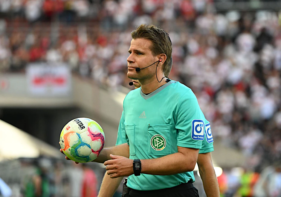 ARCHIV - Will weiterpfeiffen: Schiedsrichter Felix Brych.  
