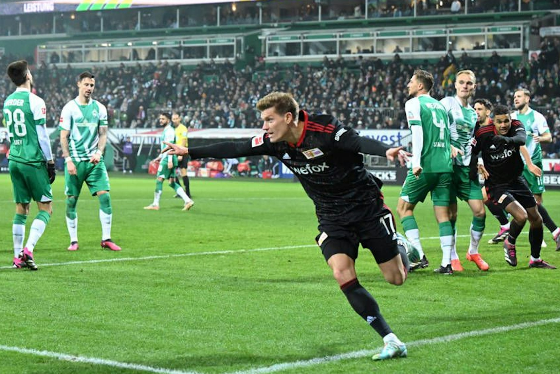 Kevin Behrens setzt nach seinem Treffer zum 2:1 zum Jubel an.