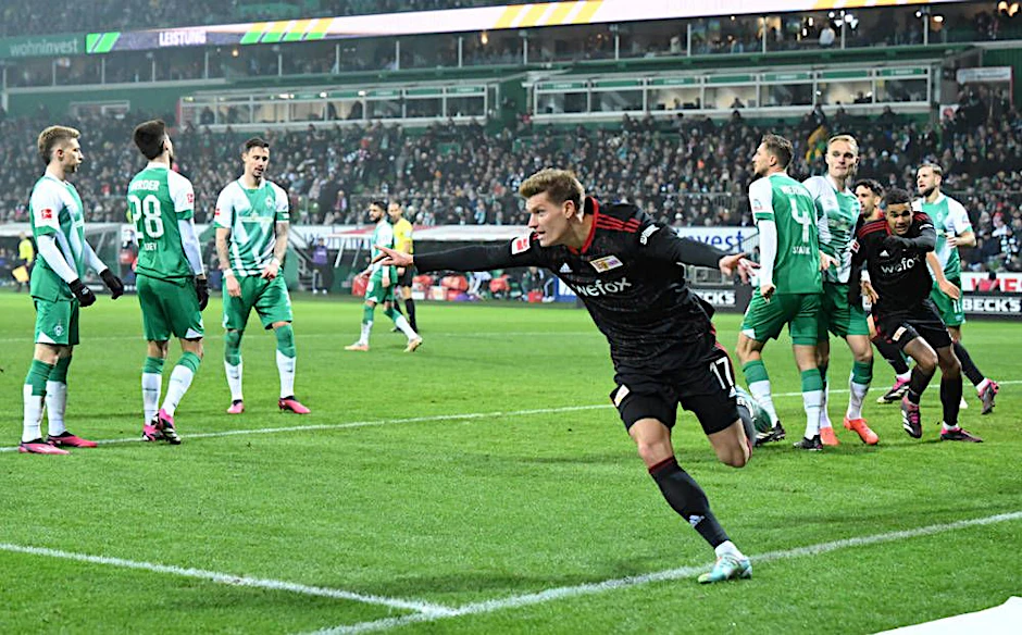 Kevin Behrens setzt nach seinem Treffer zum 2:1 zum Jubel an.