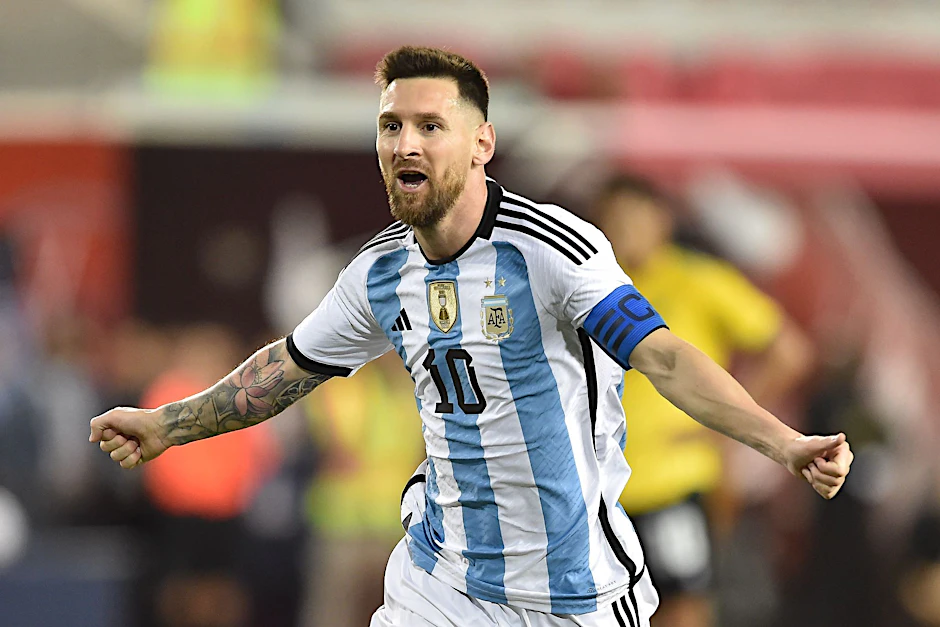 ARCHIV - Spielt in Katar seine letzte WM: Lionel Messi.  pa