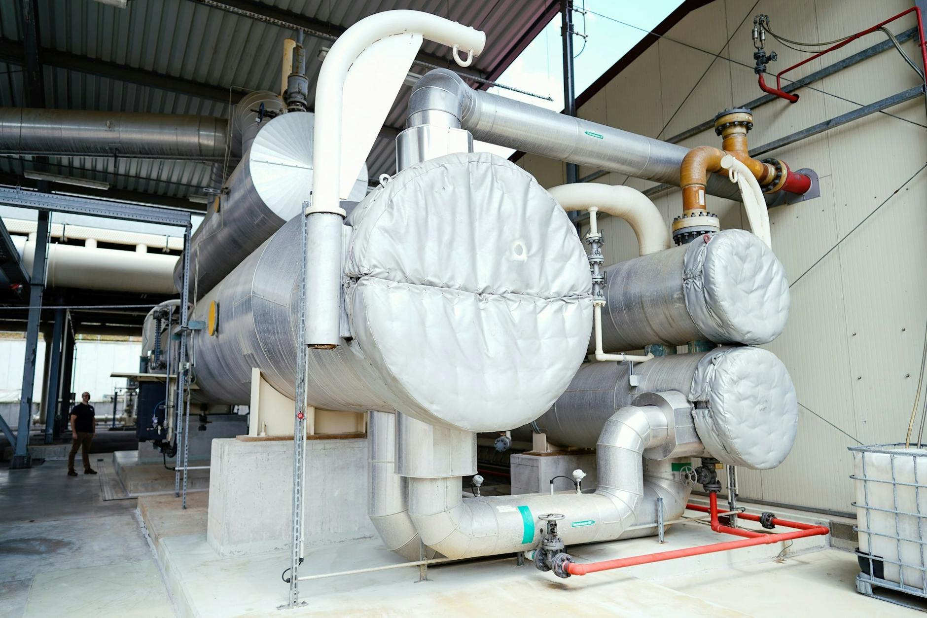 ARCHIV - Behälter eines Wärmetauschers in einer Lithium-Pilotanlage der Natürlich Insheim GmbH, einem Tochterunternehmen der Vulcan Energy, in Rheinland-Pfalz.