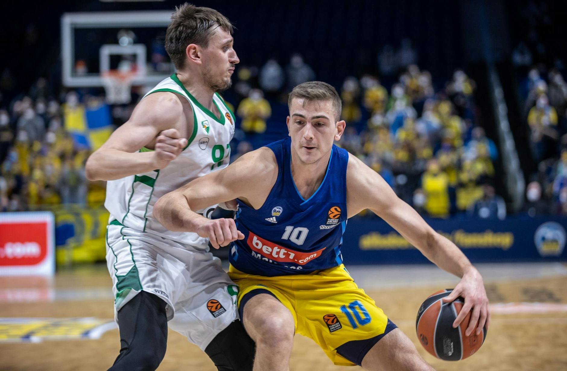ARCHIV - Edgaras Ulanovas von Zalgiris Kaunas kämpft gegen Albas Tim Schneider (r) um den Ball.