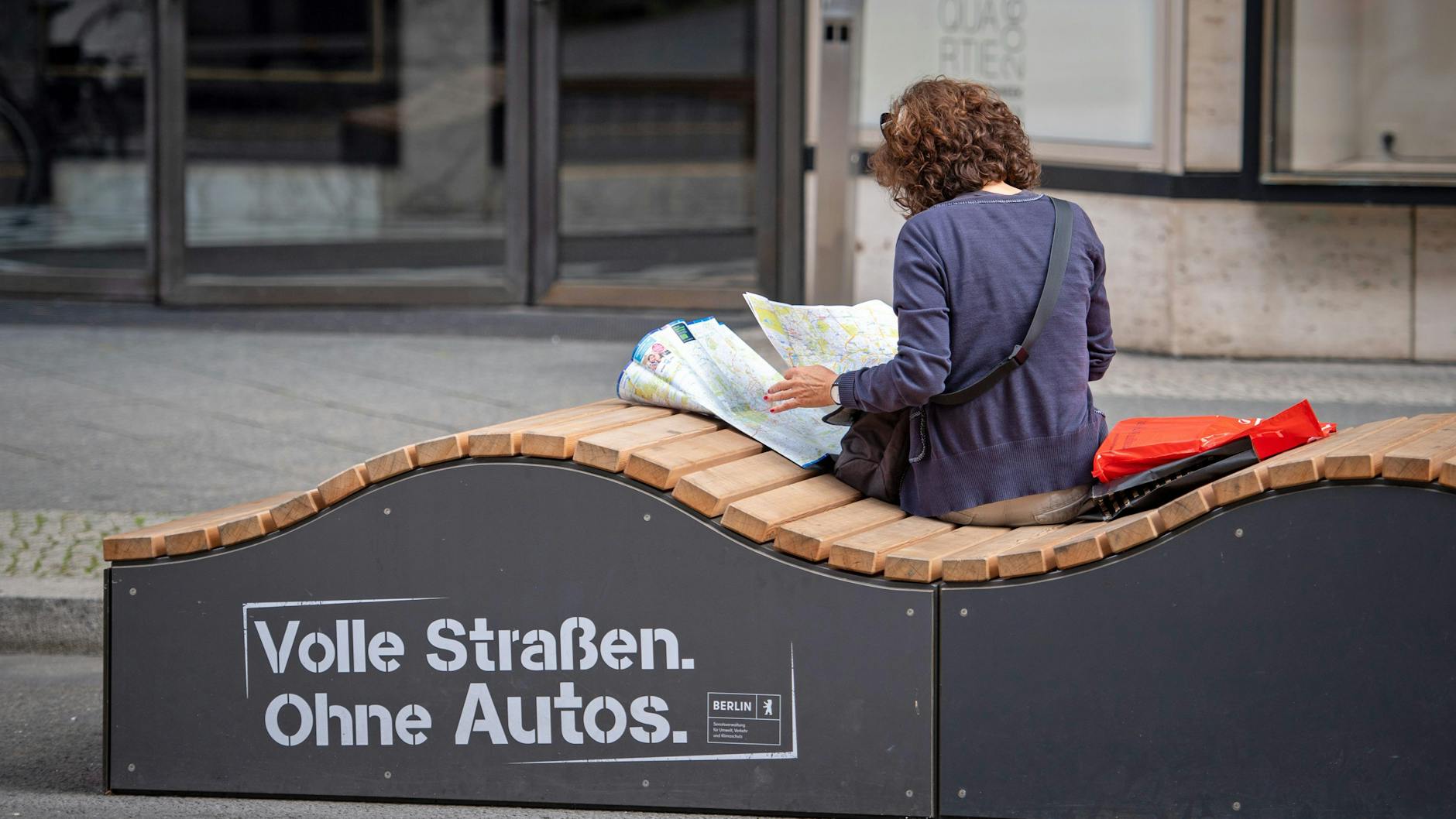 Damit mehr Menschen sich gern in der Friedrichstraße aufhalten, sollen Autos draußen bleiben. 
