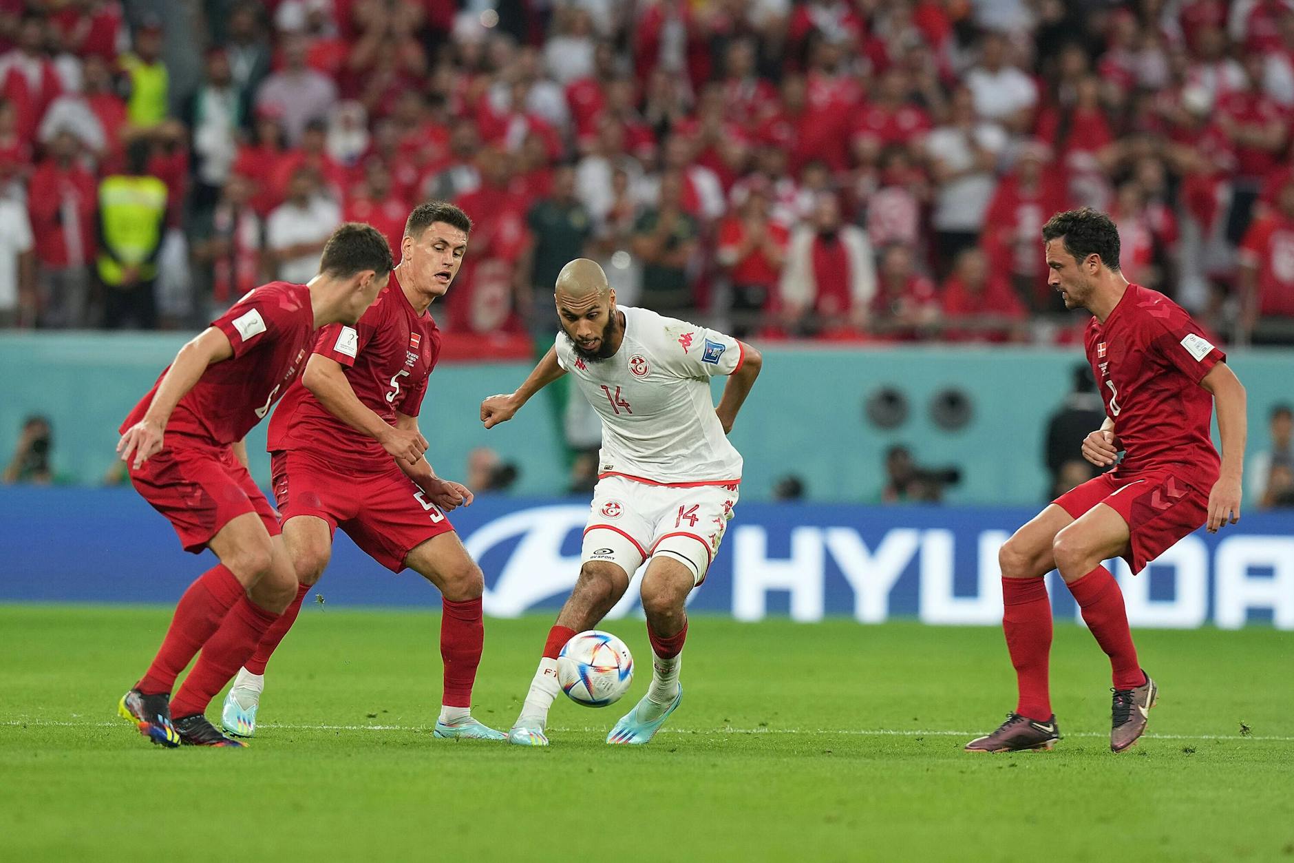 Aissa Laidouni (2.v.r.) kann sich dank seiner Technik und Tricks auch gegen mehrere Gegenspieler - so wie hier bei der WM gegen Dänemark - behaupten.