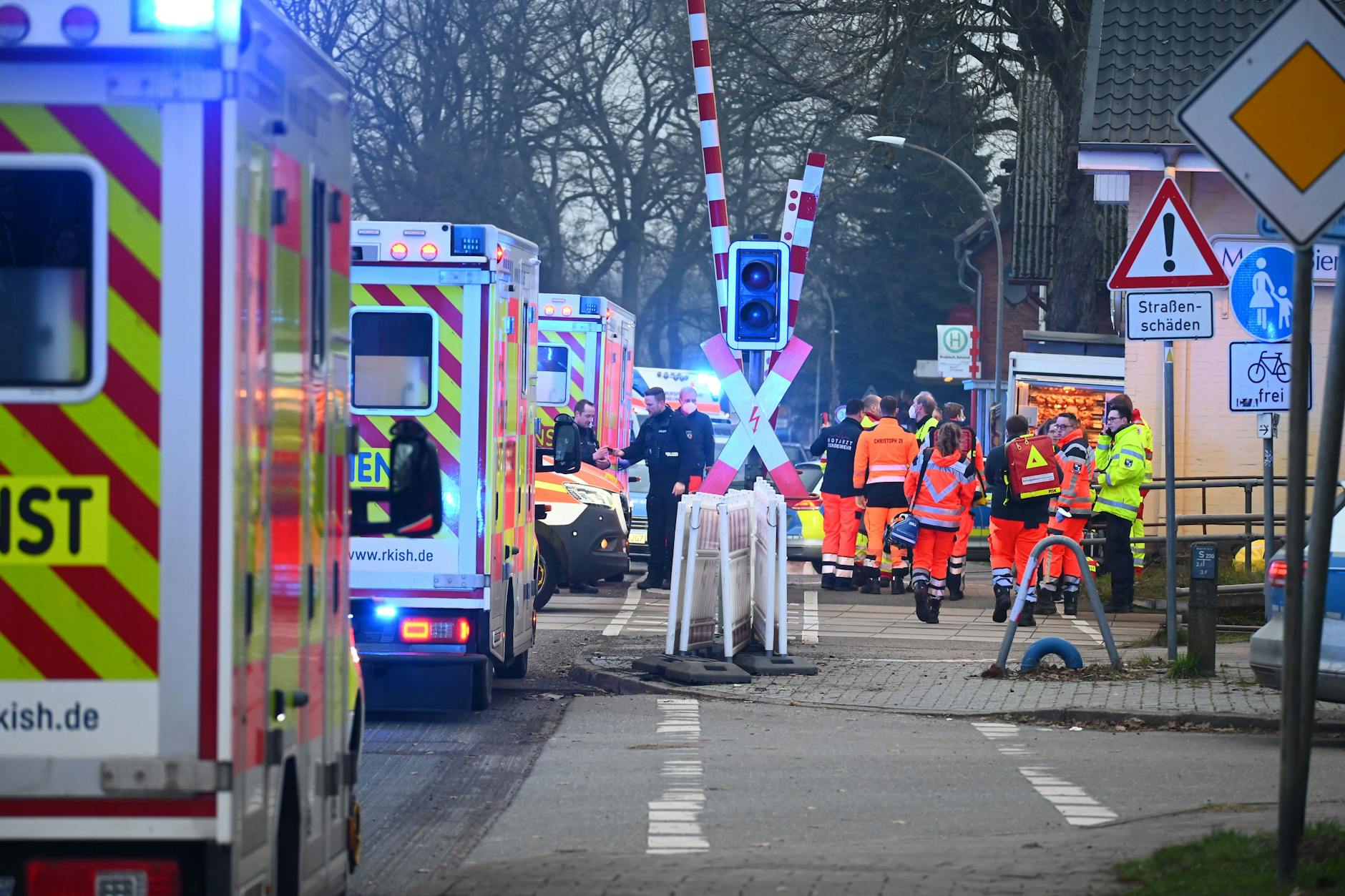 Einsatzkräfte der Polizei und Rettungsdienste sind an einem Bahnübergang in der Nähe von Bahnhof Brokstedt im Einsatz.