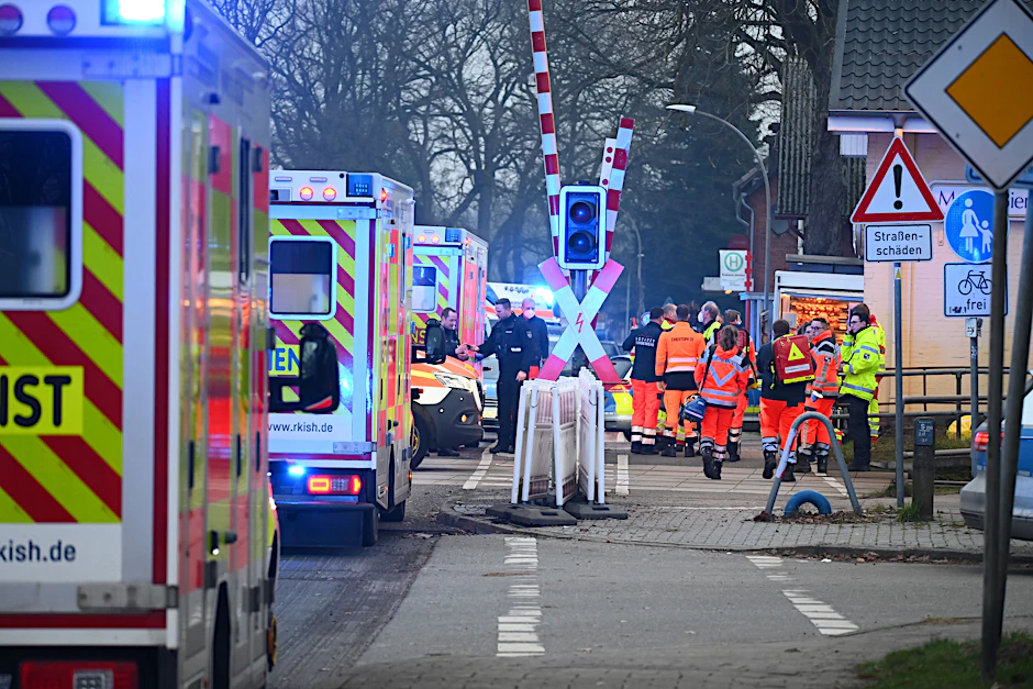 Einsatzkräfte der Polizei und Rettungsdienste sind an einem Bahnübergang in der Nähe von Bahnhof Brokstedt im Einsatz.