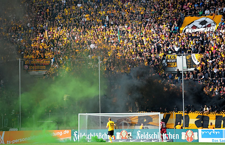 ARCHIV - Es gibt mehr gewalttätige Auseinandersetzungen in und um Fußballstadien.  /dpa