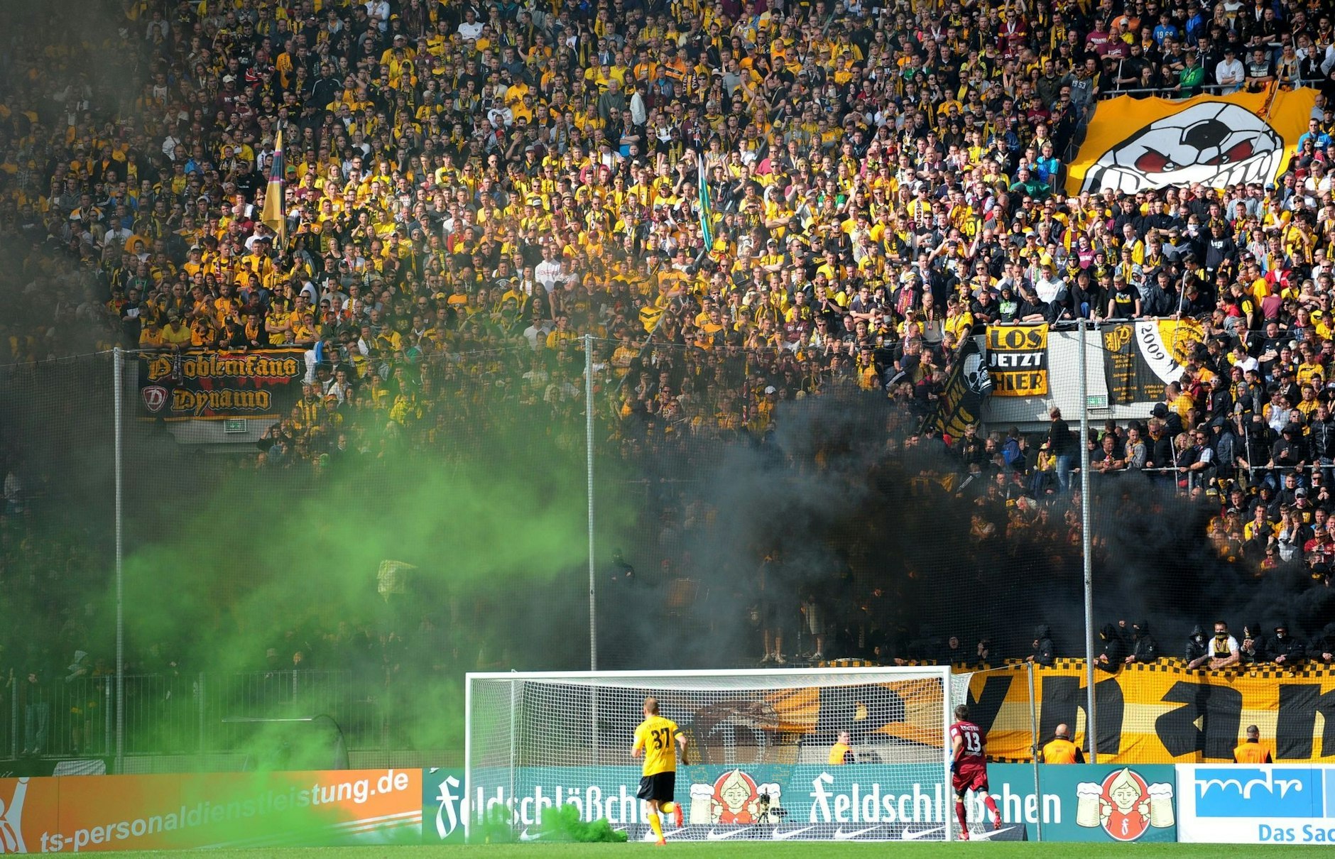 ARCHIV - Es gibt mehr gewalttätige Auseinandersetzungen in und um Fußballstadien.  /dpa