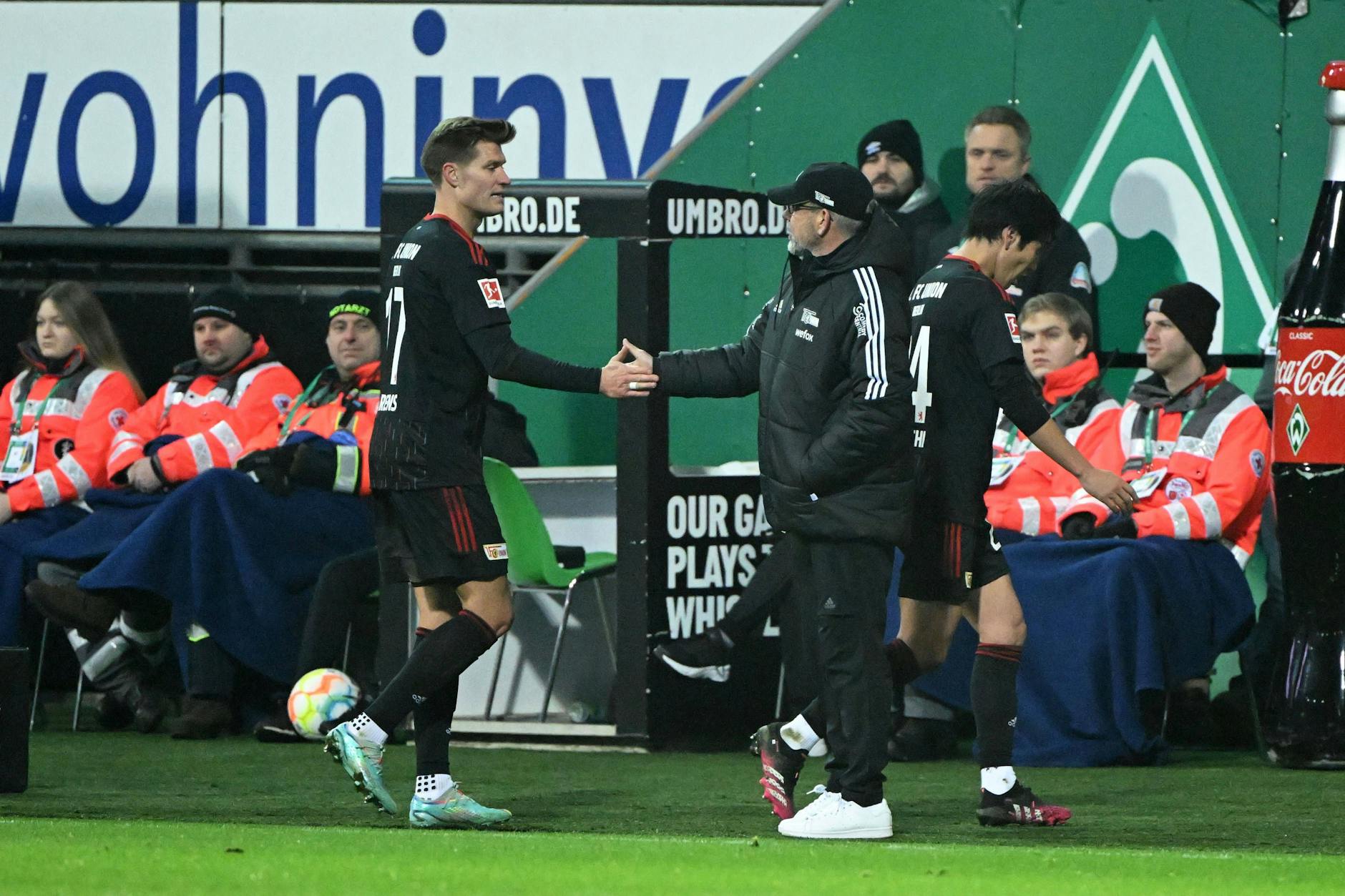 Kevin Behrens (l.) klatscht hier bei seiner Auswechslung mit Coach Urs Fischer ab, der ihm das Vertrauen schenkte und den Stürmer von Beginn an aufstellte.