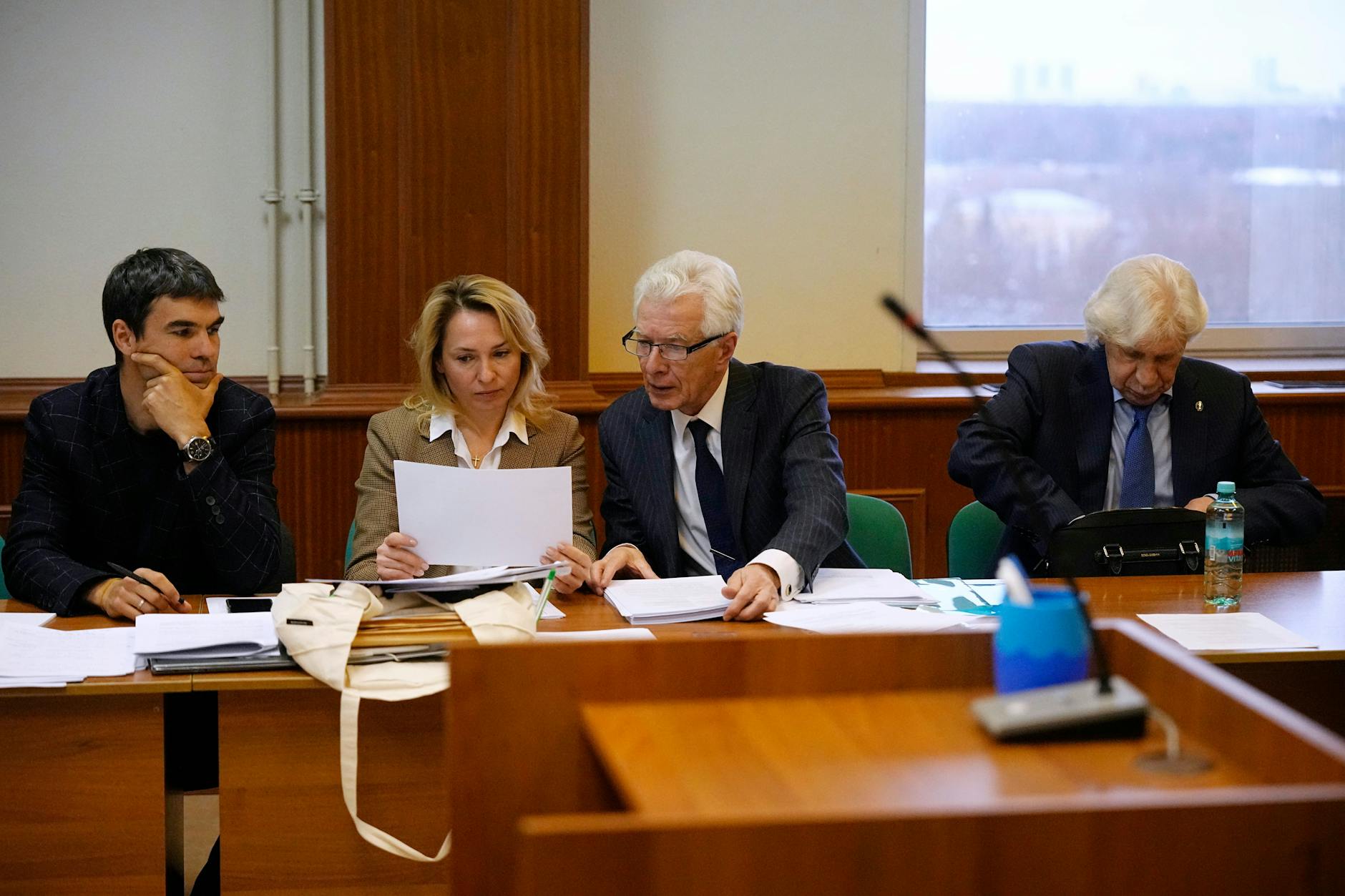 Mitglieder der Helsinki-Gruppe im Gerichtssaal. Ein Gericht hat am Mittwoch die Auflösung der Menschenrechtsorganisation angeordnet.