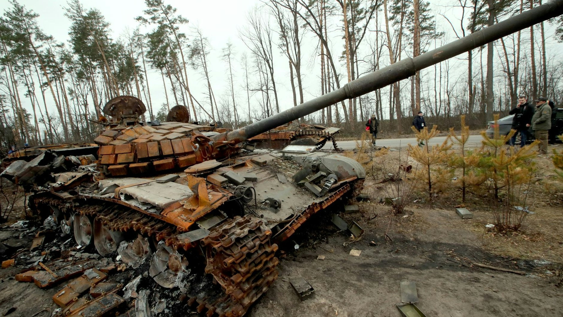 Das Wrack eines russischen Panzers steht auf einem Feld in der Nähe des Ortes Dmytriwka.