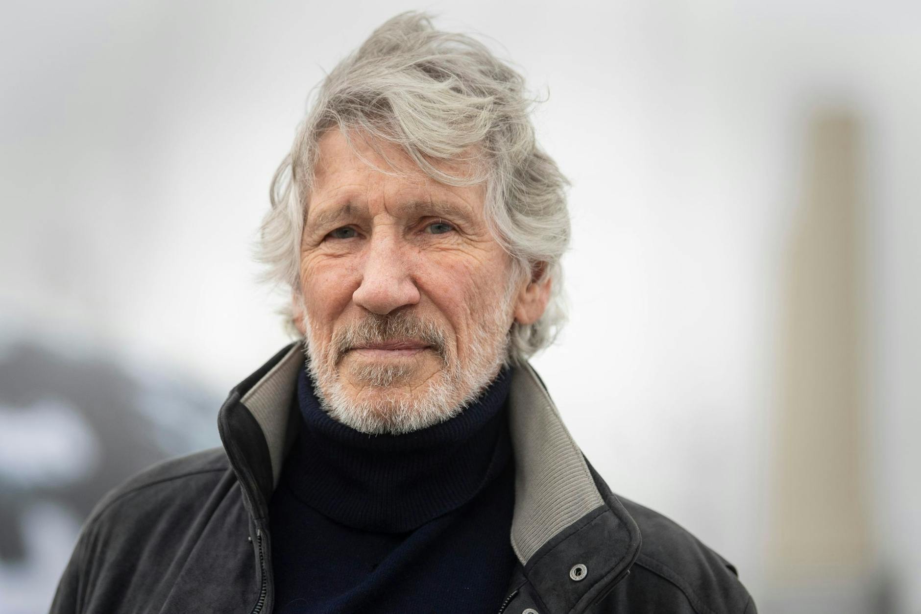 ARCHIV - Roger Waters, Mitbegründer und Bassist der Rockband Pink Floyd, schaut in die Kamera. v