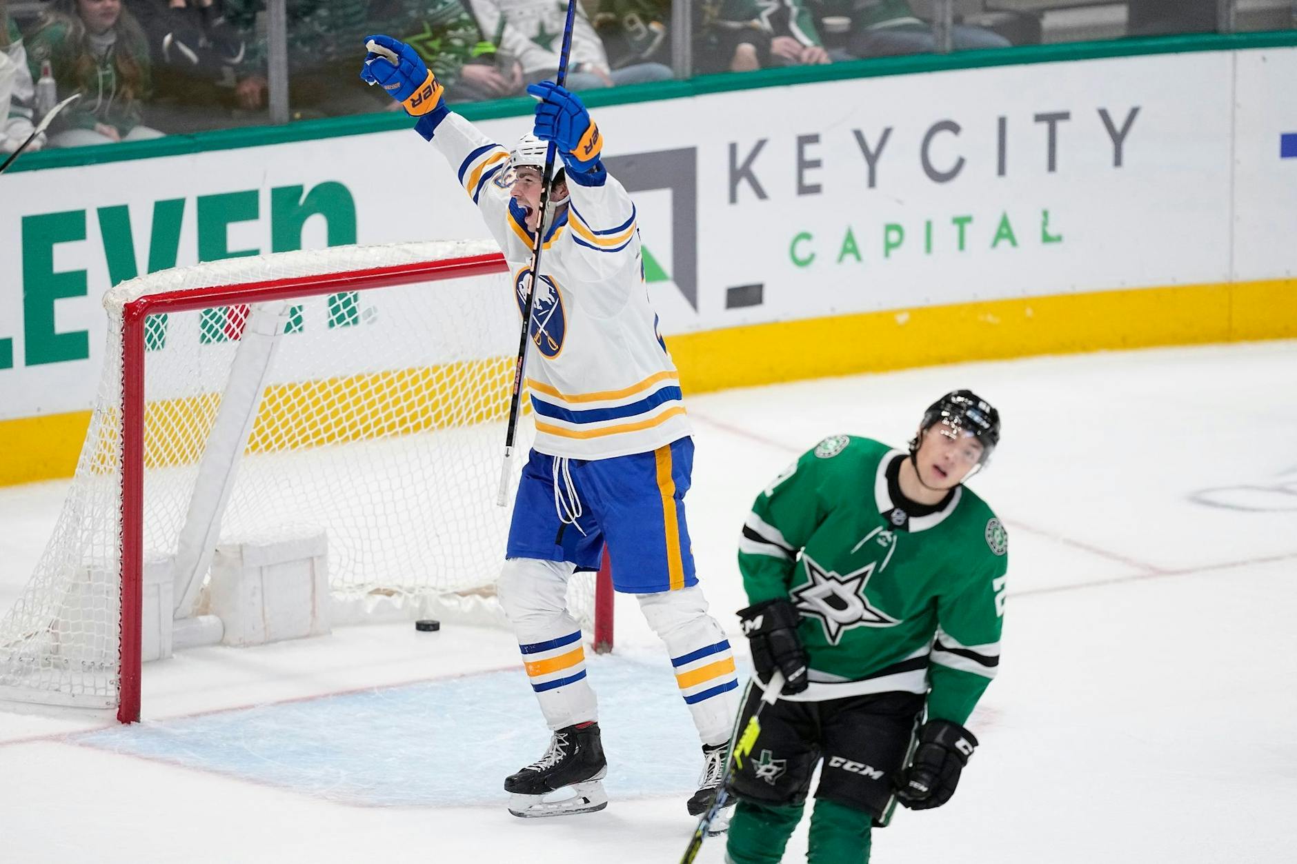 Ein jubelnder Owen Power von den Buffalo Sabres- und ein enttäuschter Jason Robertson von den schlussendlich unterlegenen Dallas Stars.