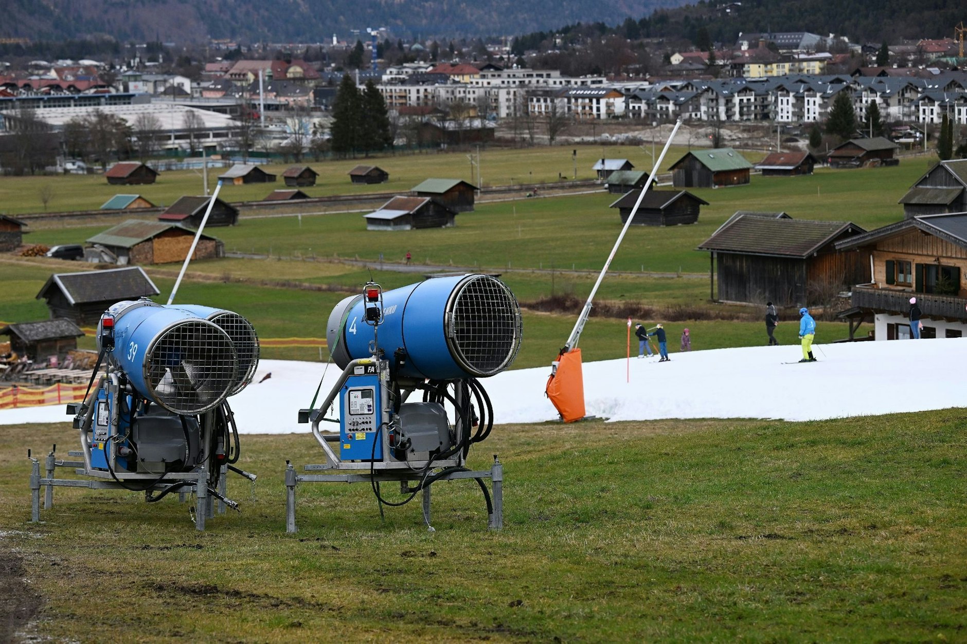ARCHIV - Die Weltcup-Rennen der alpinen Skirennfahrer in Garmisch-Partenkirchen wurden wegen der ungünstigen Wettervorhersage und Schneeverhältnisse abgesagt.  