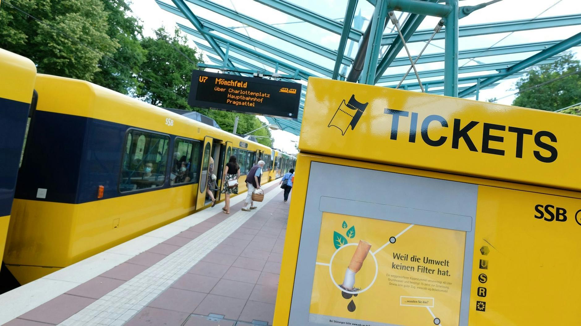 ARCHIV - Ein Ticketautomat an einer Haltestelle der U-Bahn in Stuttgart-Sillenbuch. Der Apparat spuckt noch Papiertickets aus.