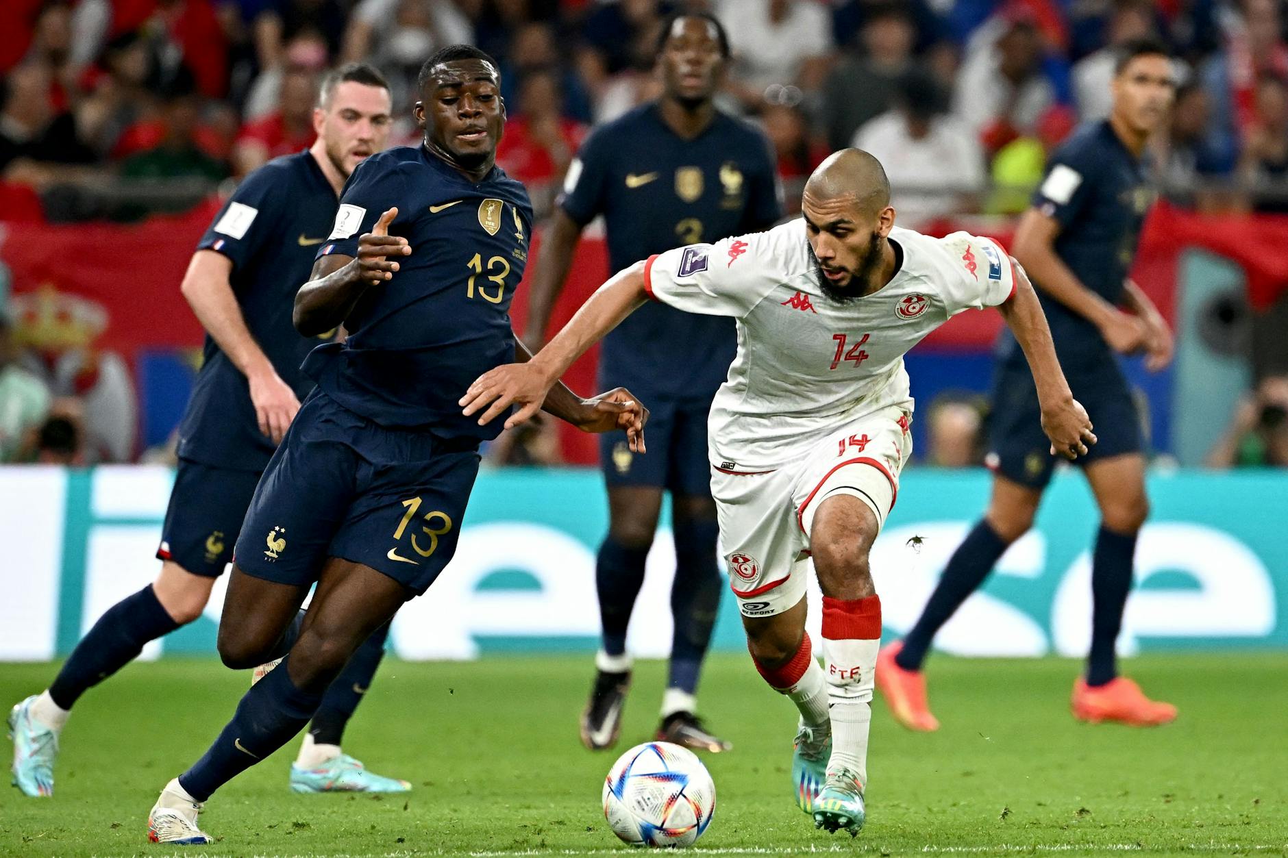 Aissa Laidouni (2.v.r.) im WM-Gruppenspiel gegen Frankreich im Duell mit Youssouf Fofana (2.v.l.).