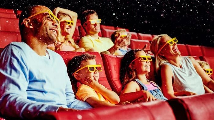 Das <strong>4D Kino</strong>: Hier kannst Du gespannt die Abenteuer der Filmhelden auf der Leinwand verfolgen, während sich die vierte Dimension auftut und eine Windböe an Dir vorbei fegt.