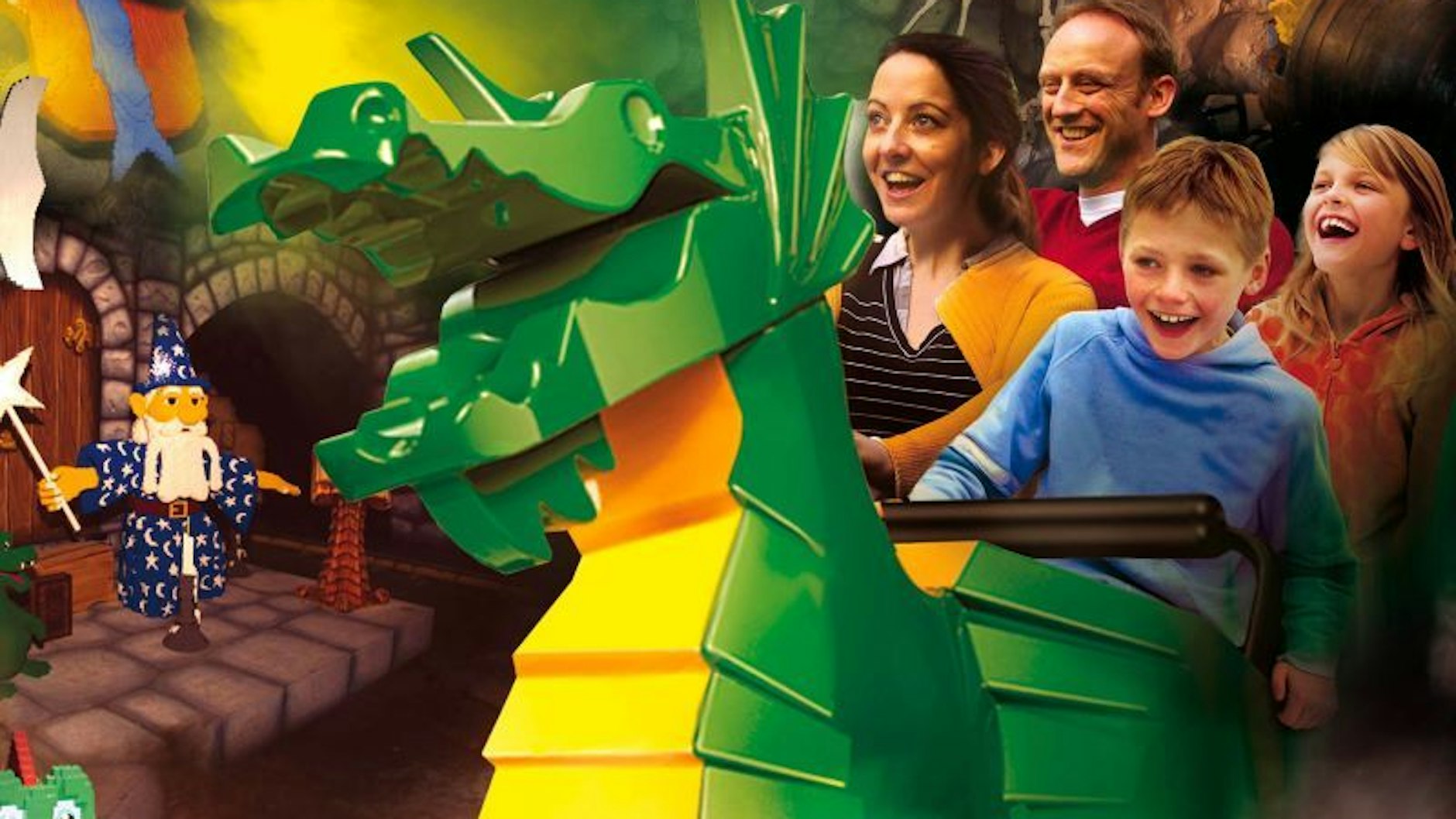 Die <strong>Drachenbahn</strong>: Komm mit auf einen Ritt durch das <strong>dunkle Labyrinth</strong> aus Kurven und Abzweigungen, um die fantastisch animierten LEGO Modelle in dieser Attraktion zu bestaunen.