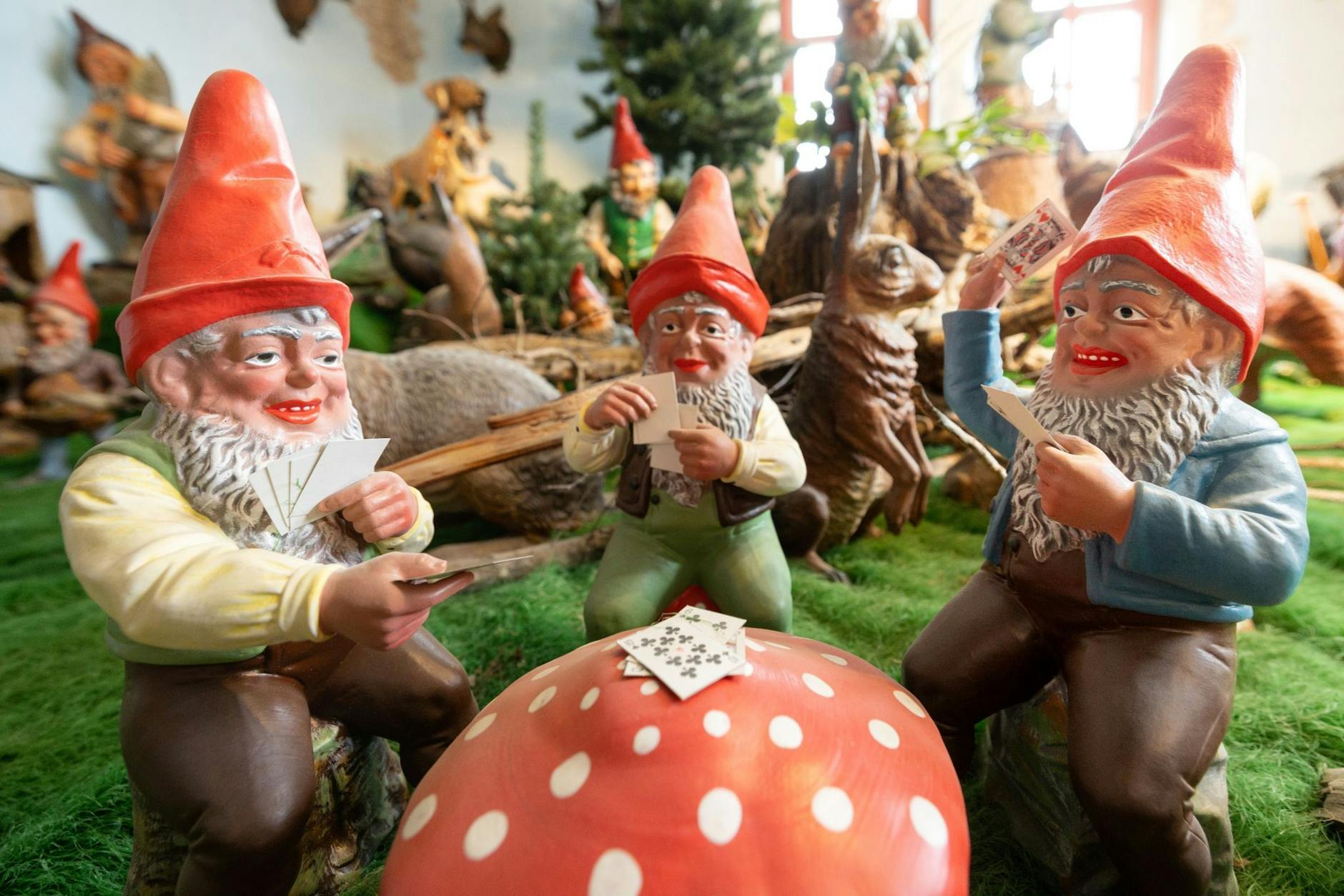 Gartenzwerge beim Kartenspielen? Dieser Anblick bietet sich Besuchern in der Zwergstatt, der letzen Manufaktur in Europa, die ihre Figuren noch auf traditionelle Weise fertigt. Die neue Inhaberin will die Firma zu einer gläsernen Manufaktur mit Museum erweitern.