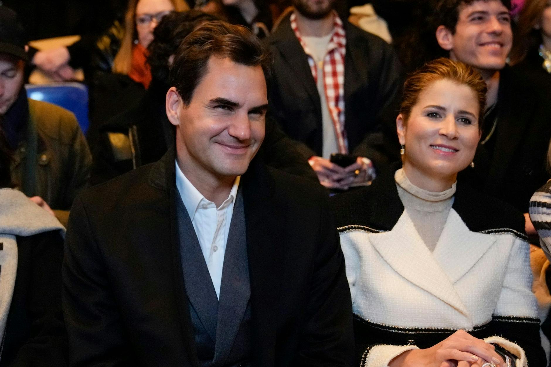 Roger Federer (l) und seine Ehefrau Mirka Federer bei der Chanel-Schau in Paris.