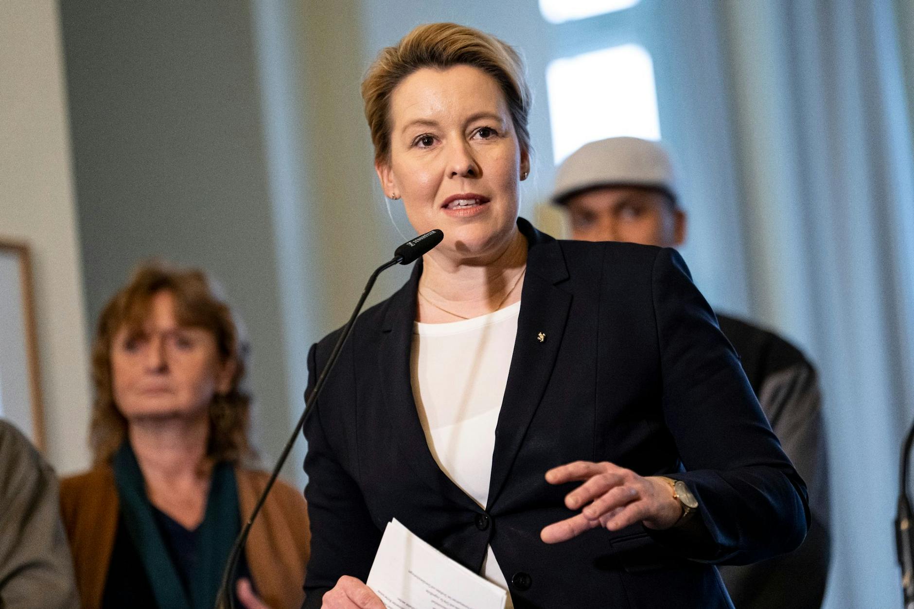 Franziska Giffey (SPD), Regierende Bürgermeisterin von Berlin, gibt ein Pressestatement.