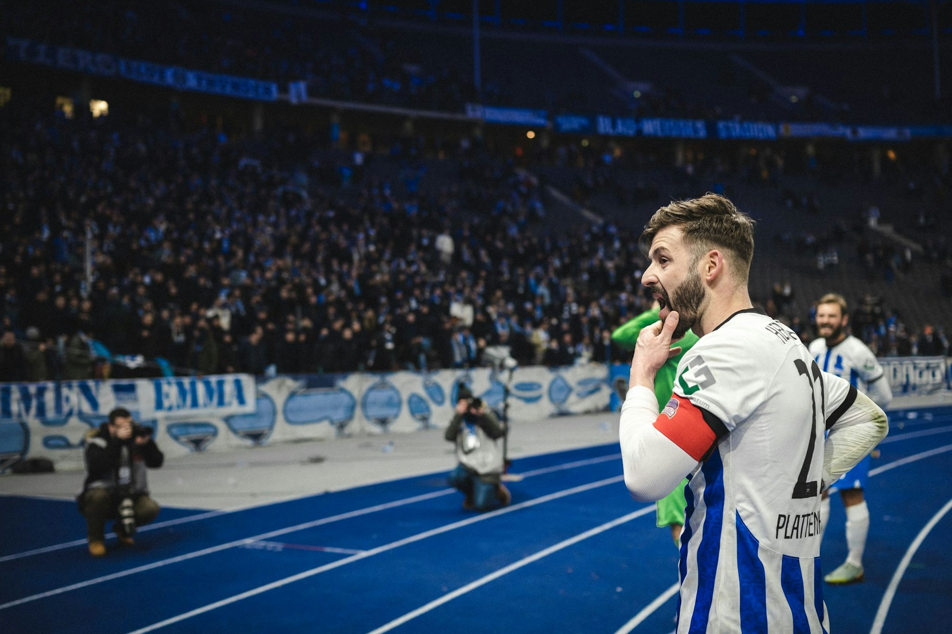 Hertha-Kapitän Marvin Plattenhardt nach der Klatsche gegen Wolfsburg vor der Ostkurve