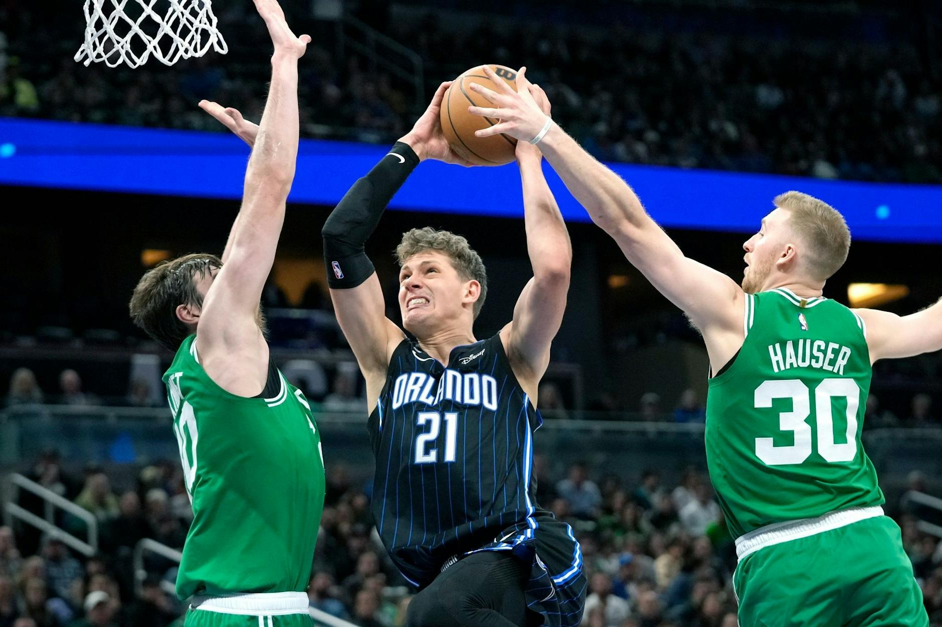 Die Orlando Magic mit den deutschen Basketball-Nationalspielern Franz und Moritz (M.)Wagner haben unerwartet gegen NBA-Spitzenreiter Boston Celtics gewonnen.