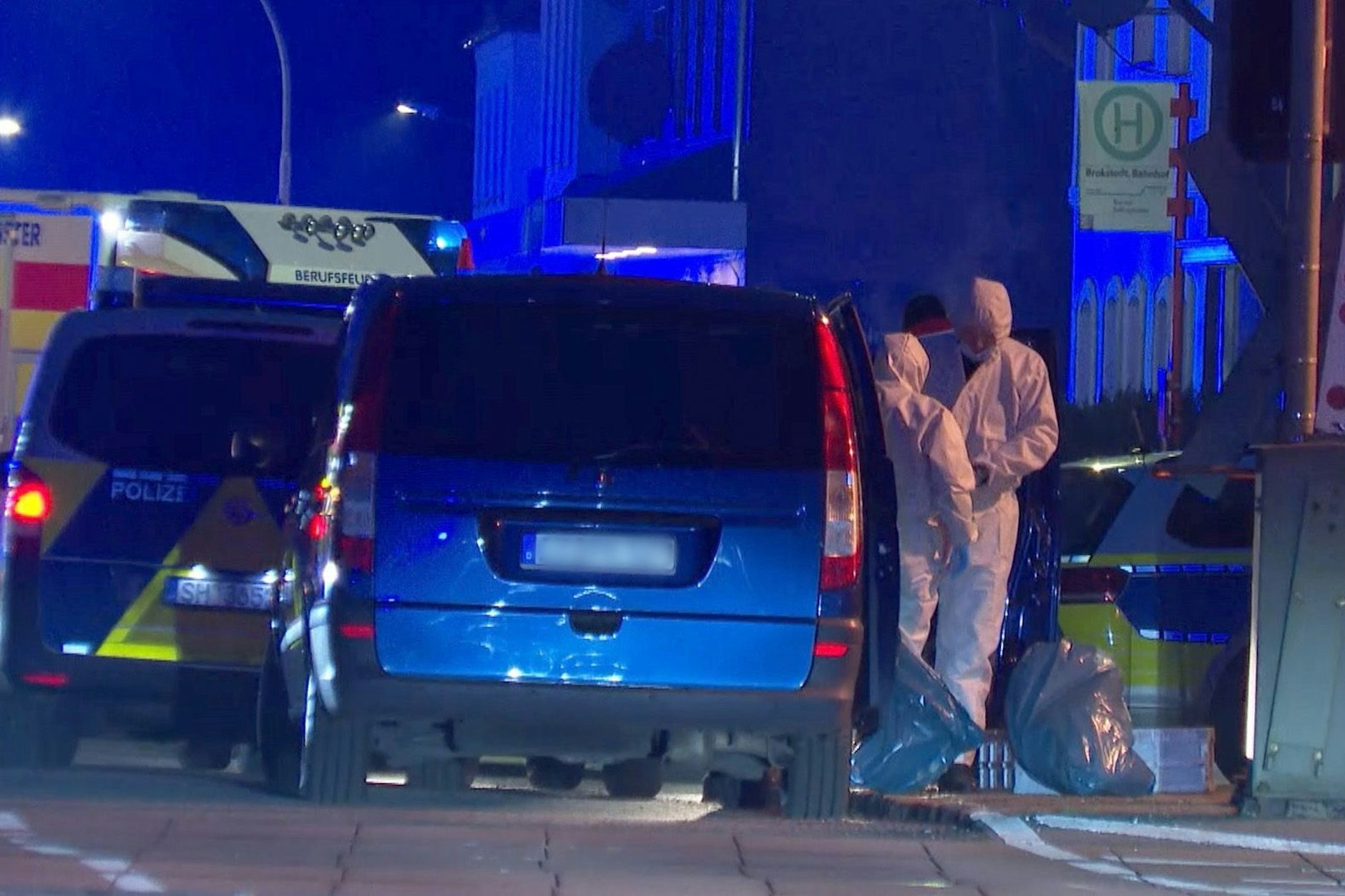Mitarbeiter der Spurensicherung bereiten sich unweit des Tatorts am Bahnhof Brokstedt vor.