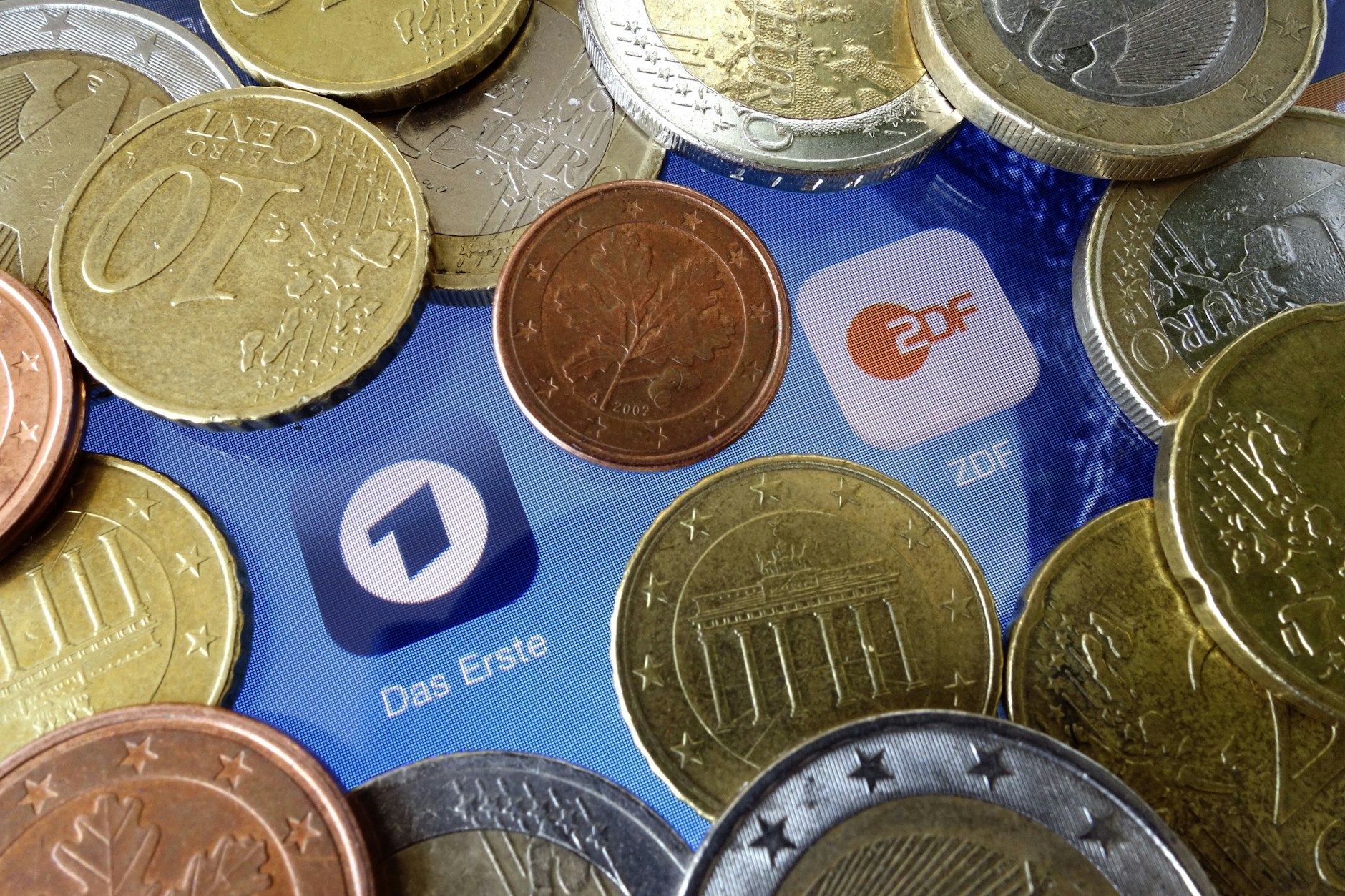 Der DJV spricht sich für einen höheren Rundfunkbeitrag aus.